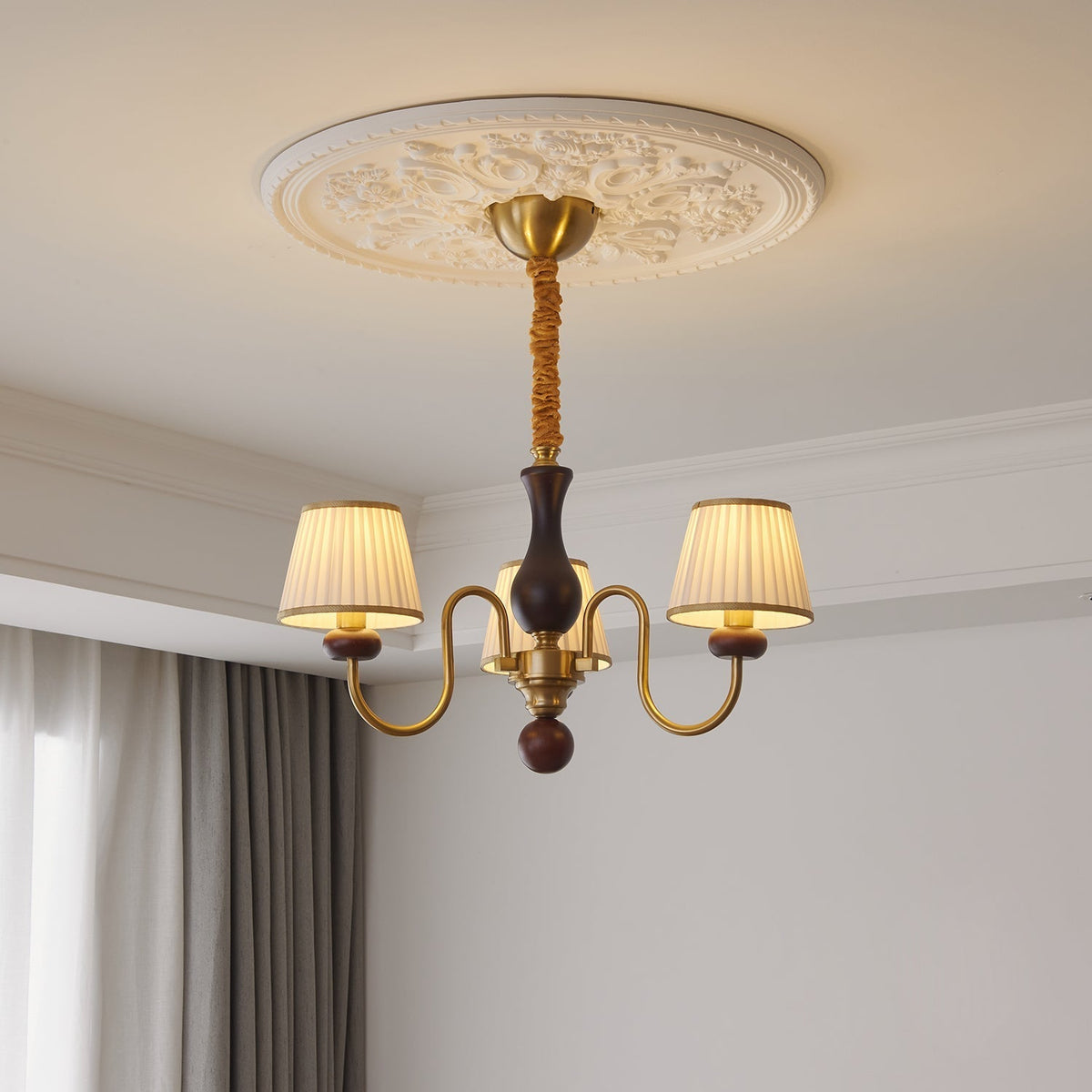 Erthaos Kronleuchter aus Holz mit Stoff-Lampenschirm im traditionellen Stil