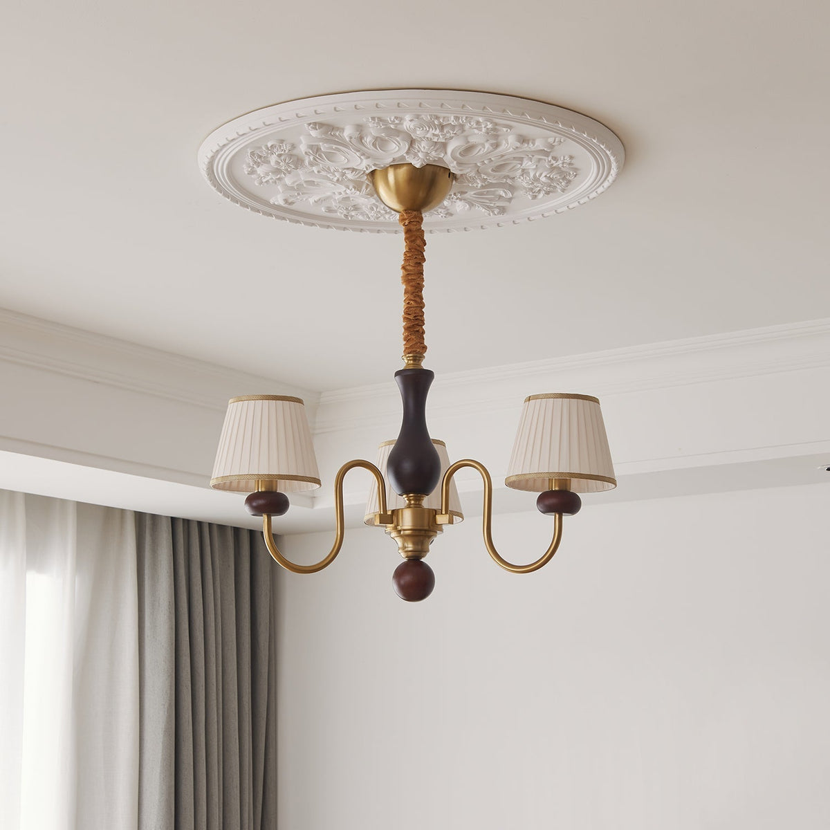 Erthaos Kronleuchter aus Holz mit Stoff-Lampenschirm im traditionellen Stil
