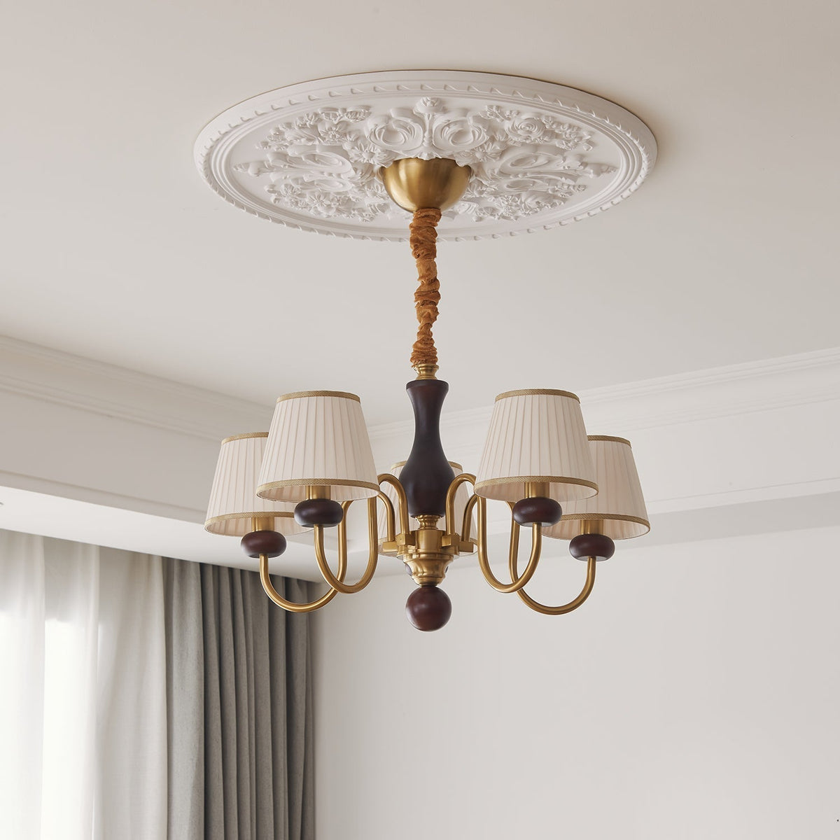 Erthaos Kronleuchter aus Holz mit Stoff-Lampenschirm im traditionellen Stil