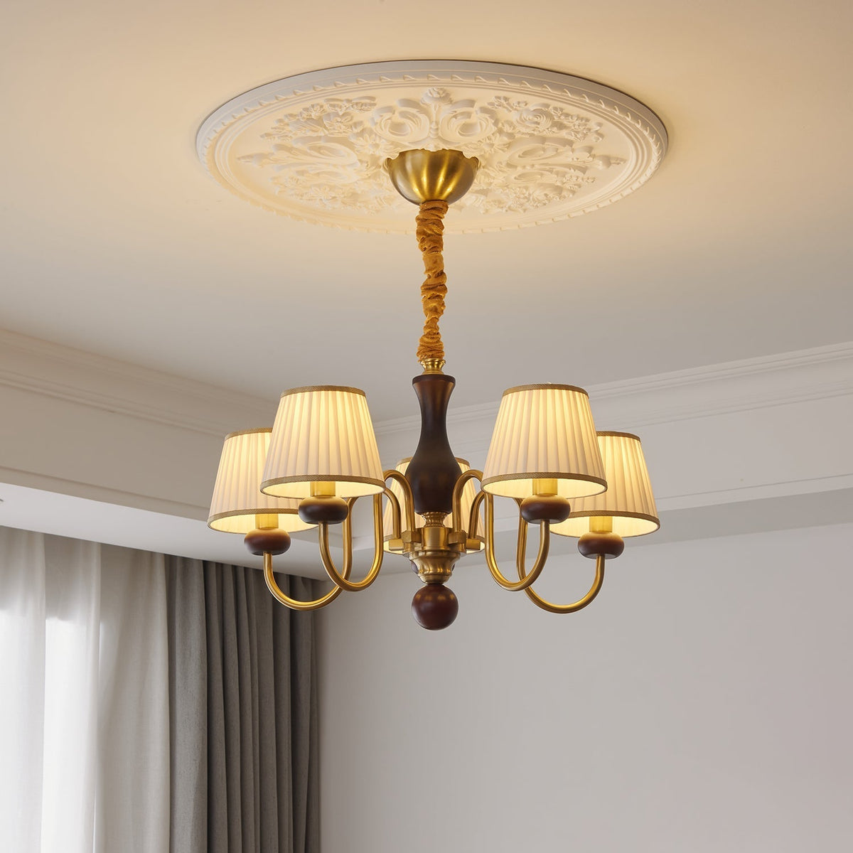 Erthaos Kronleuchter aus Holz mit Stoff-Lampenschirm im traditionellen Stil