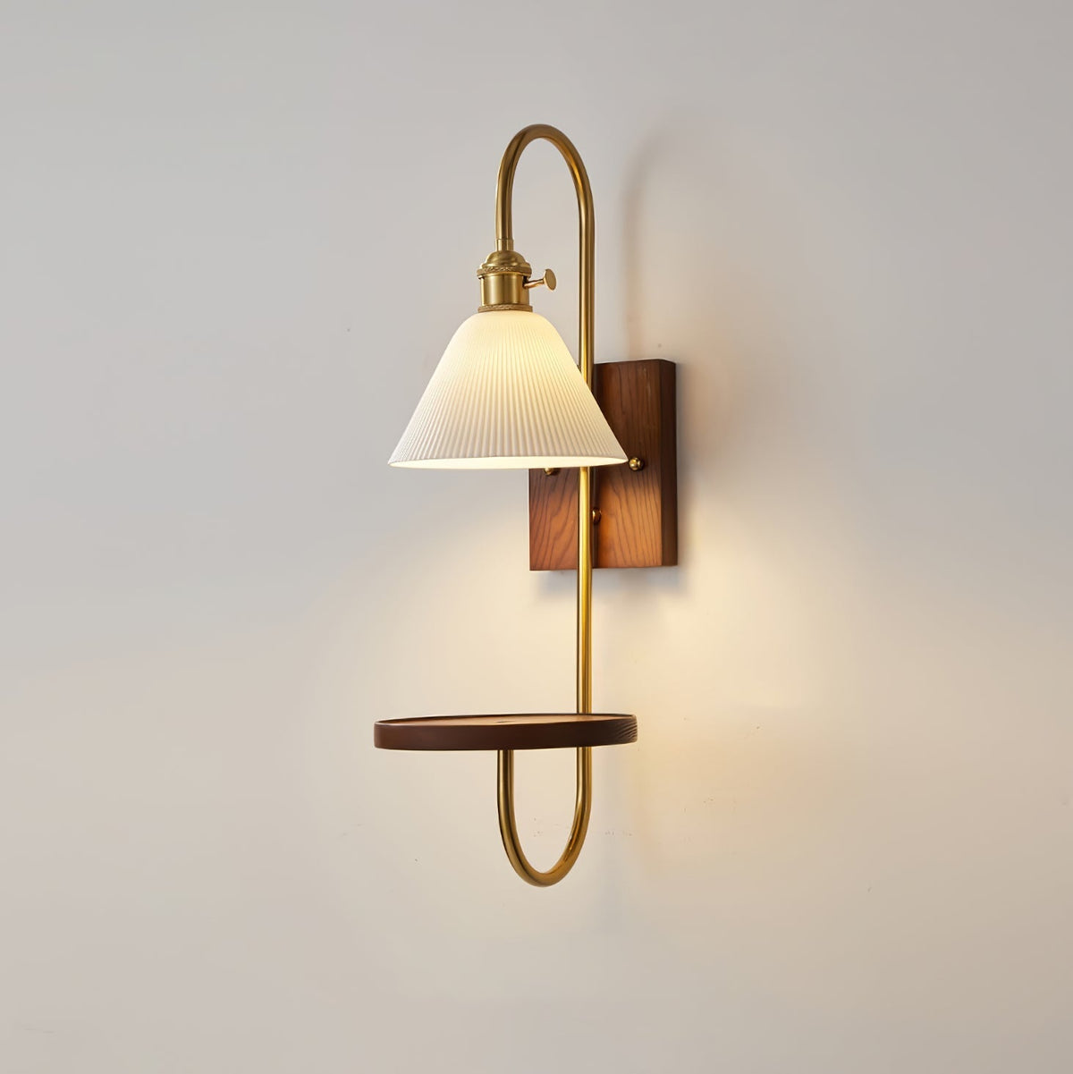 Altheus zeitgenössische Wandleuchte aus Walnuss-Holz und Keramik mit Lampenschirm