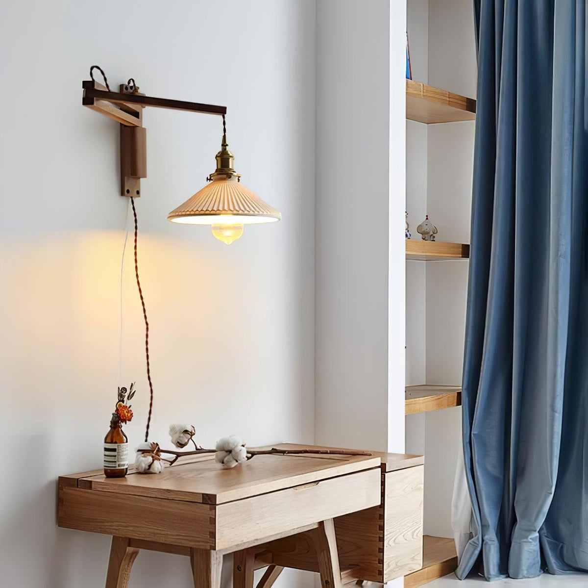 Evin Wandleuchte aus Walnuss und Keramik im nordischen Kunst-Stil mit Schwenkarm