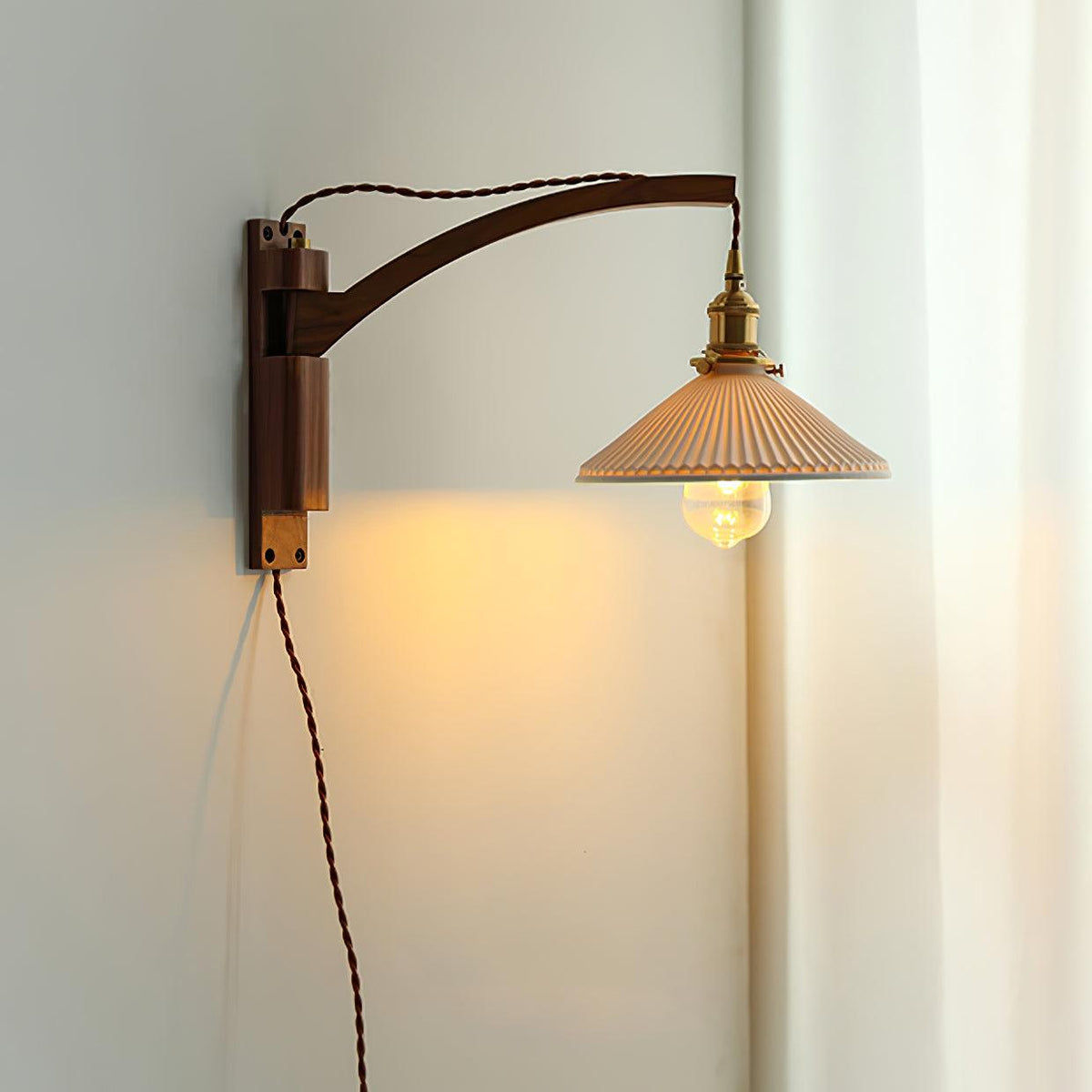 Evin Wandleuchte aus Walnuss und Keramik im nordischen Kunst-Stil mit Schwenkarm