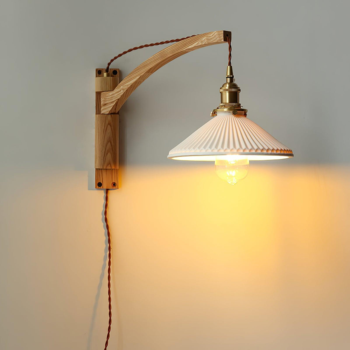 Evin Wandleuchte aus Walnuss und Keramik im nordischen Kunst-Stil mit Schwenkarm