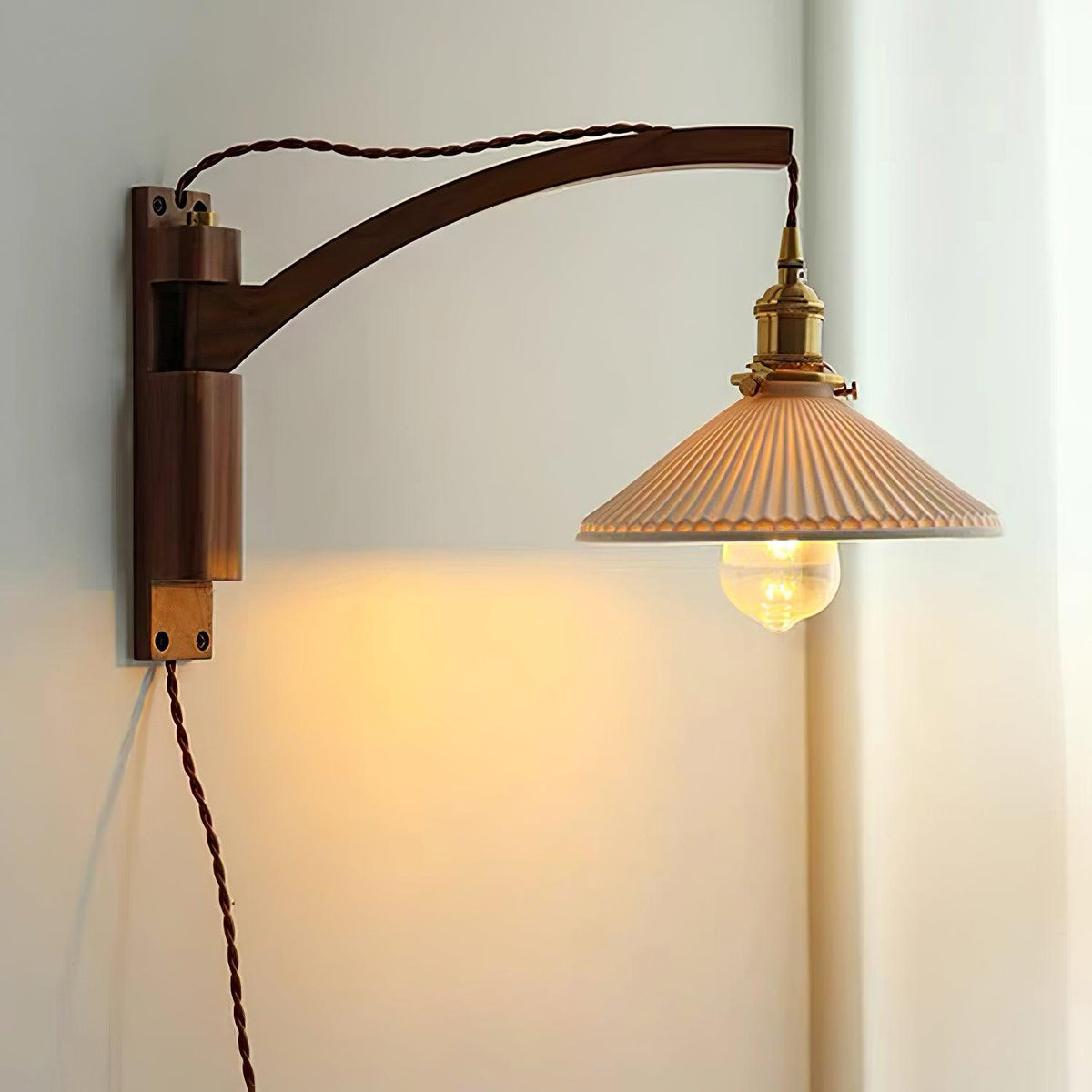 Evin Wandleuchte aus Walnuss und Keramik im nordischen Kunst-Stil mit Schwenkarm