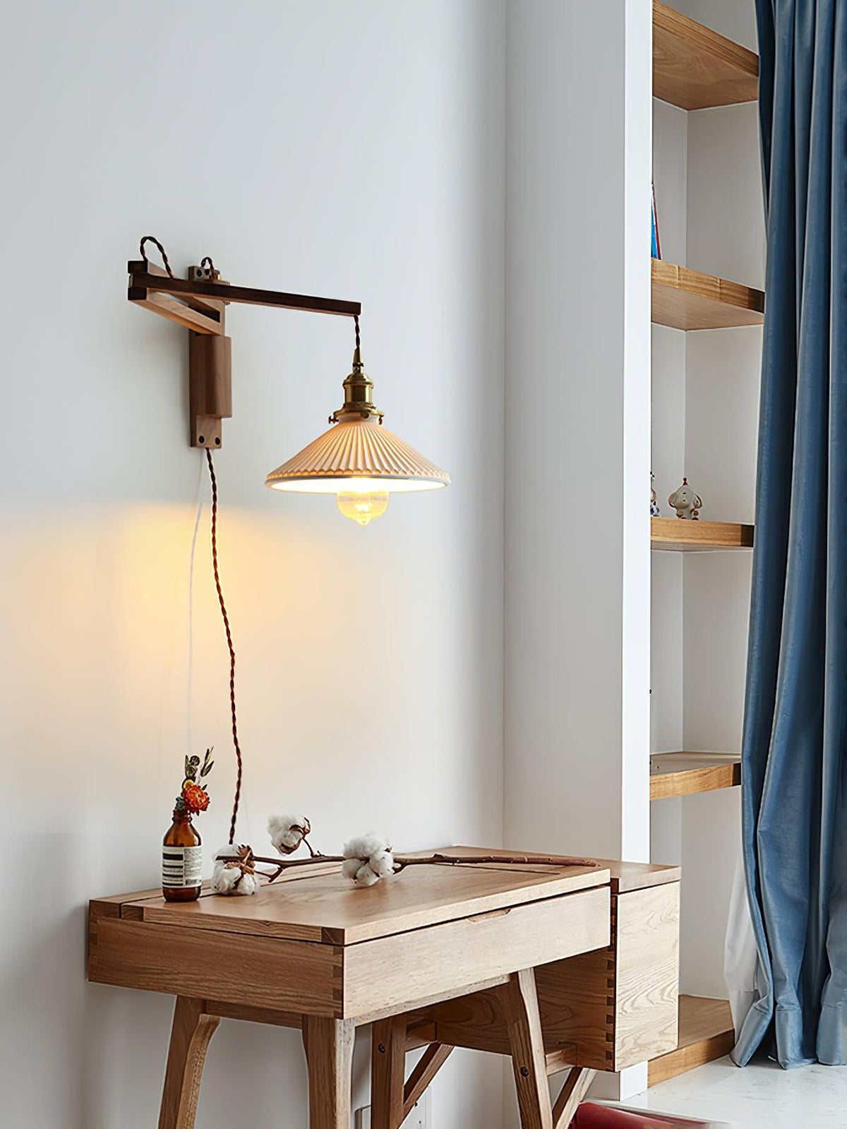 Evin Wandleuchte aus Walnuss und Keramik im nordischen Kunst-Stil mit Schwenkarm
