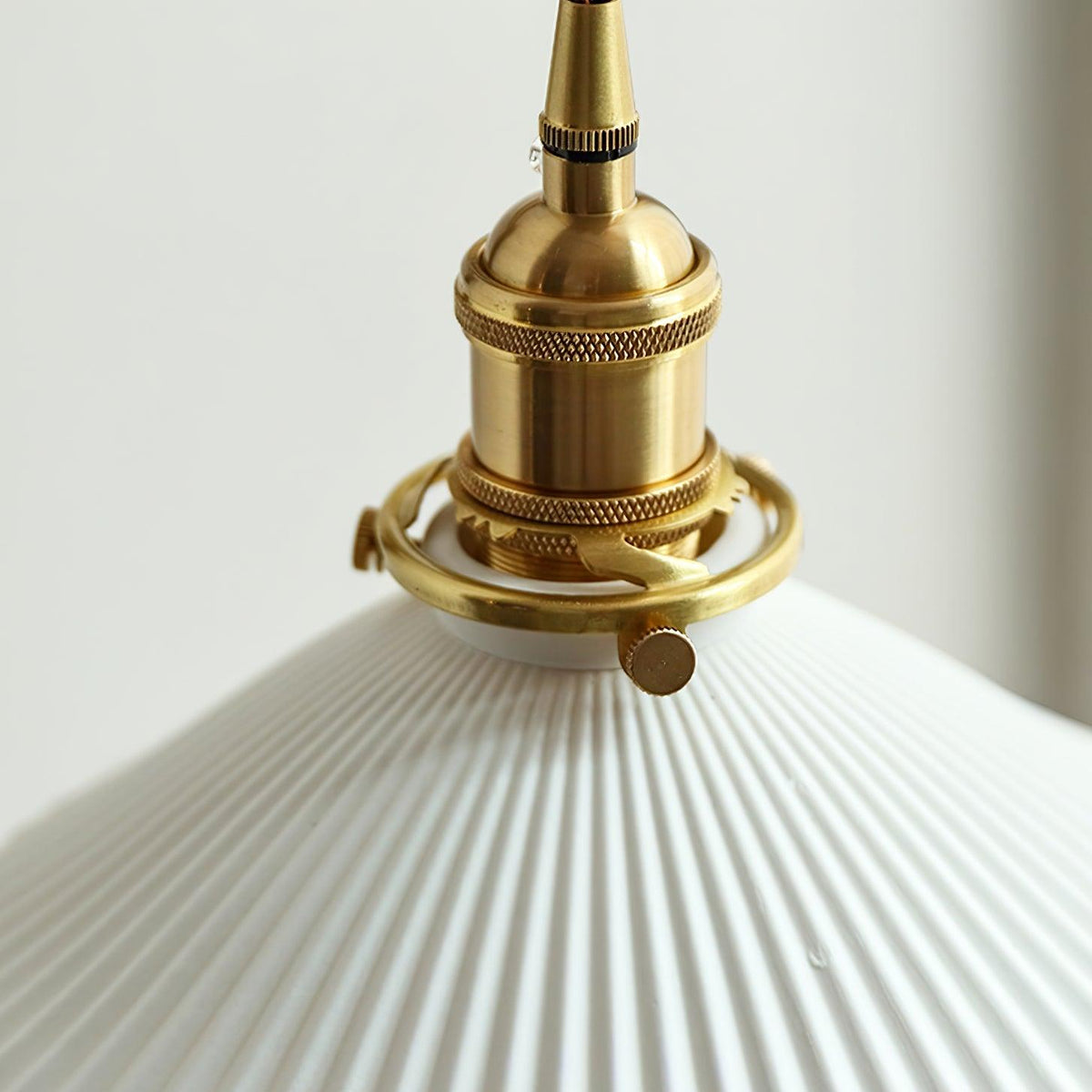 Evin Wandleuchte aus Walnuss und Keramik im nordischen Kunst-Stil mit Schwenkarm