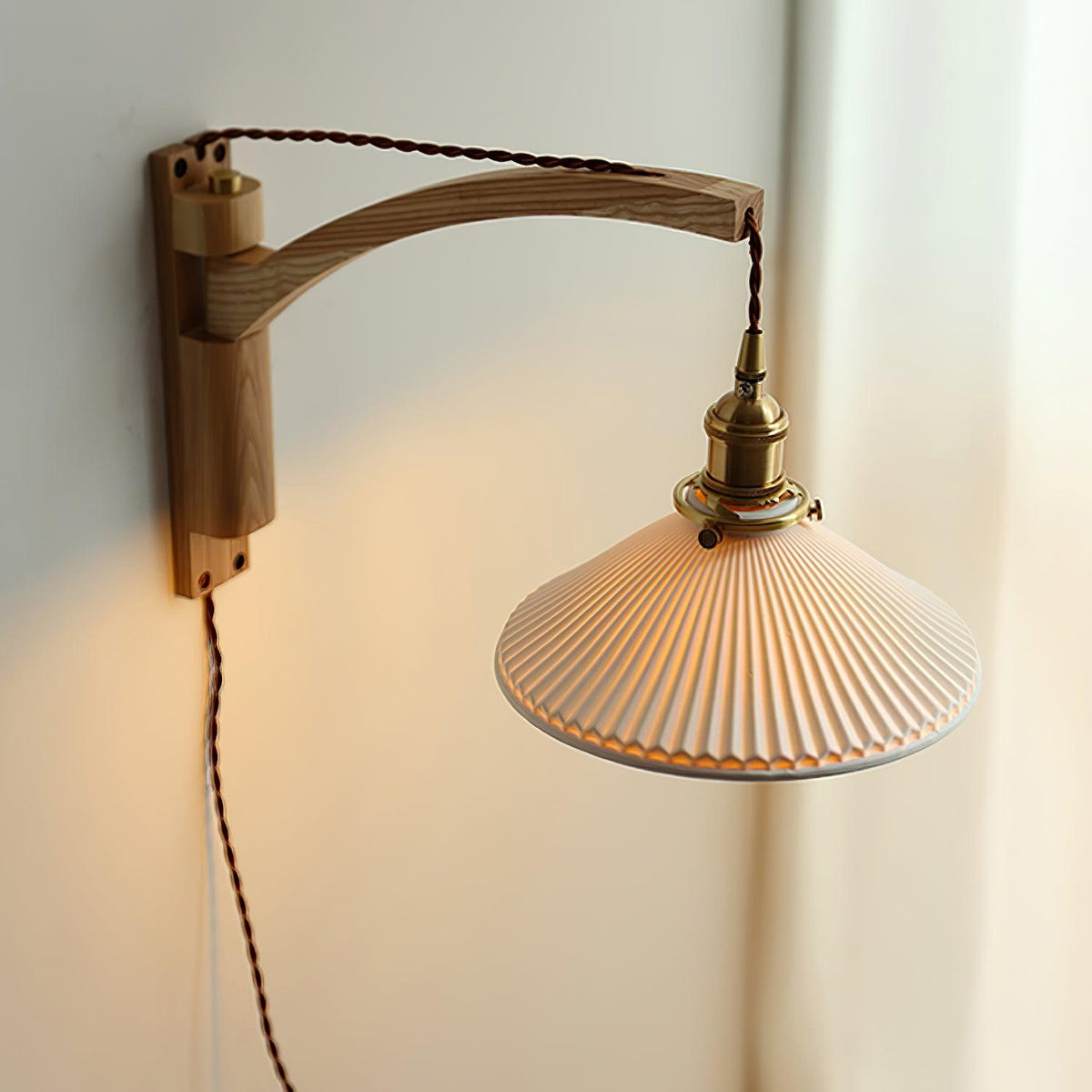 Evin Wandleuchte aus Walnuss und Keramik im nordischen Kunst-Stil mit Schwenkarm