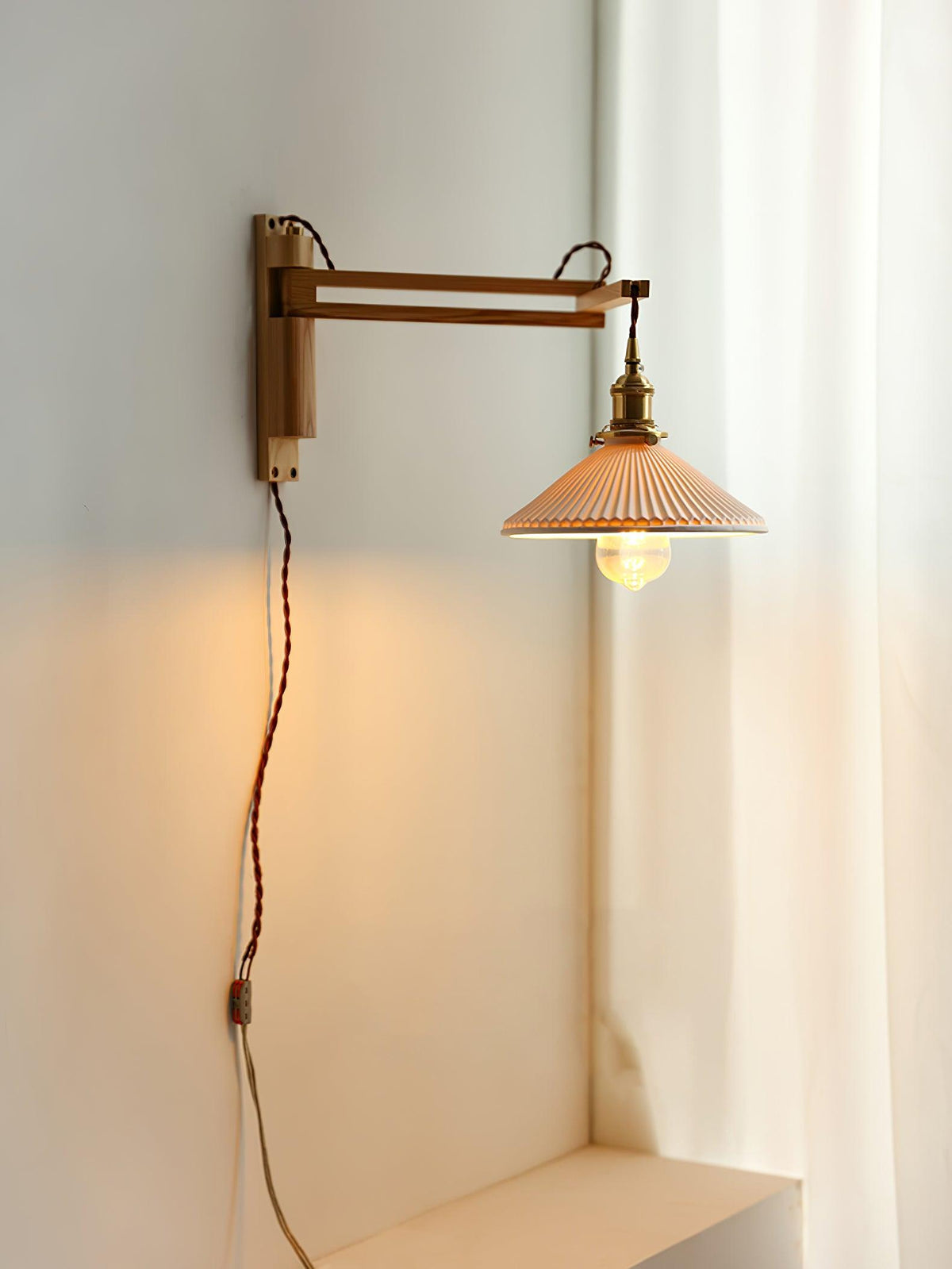 Evin Wandleuchte aus Walnuss und Keramik im nordischen Kunst-Stil mit Schwenkarm