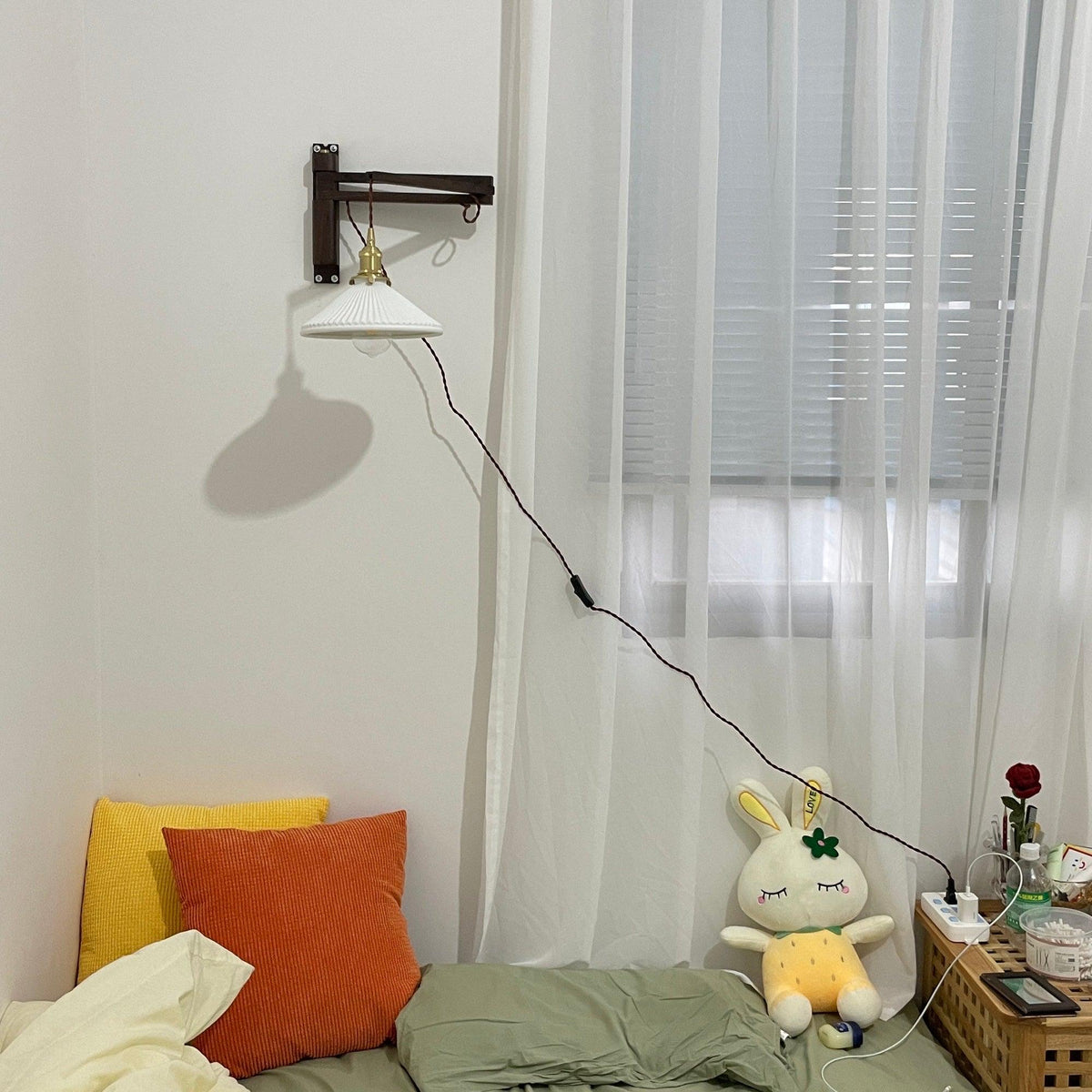 Sathen zeitgenössische Teleskop-Wandleuchte aus Walnuss und Keramik