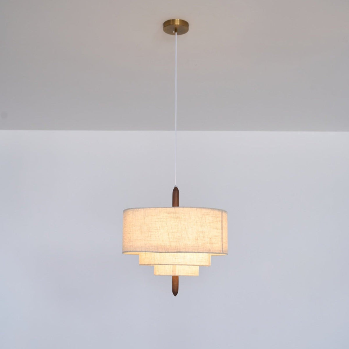 Salemu Elegance Wave Ladder Pendelleuchte aus Holz und Stoff