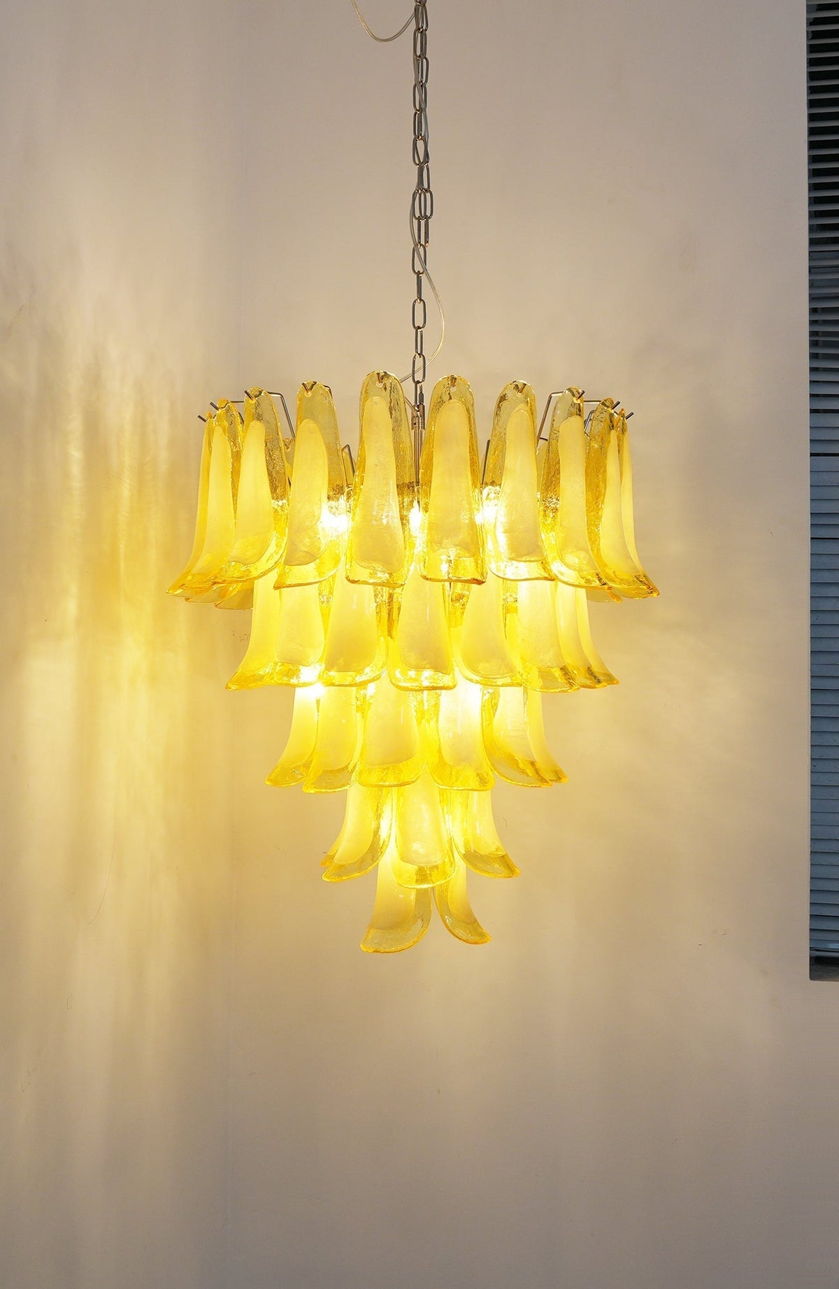 Eranos Kronleuchter aus Murano-Glas in Wellenform mit Blütenblättern