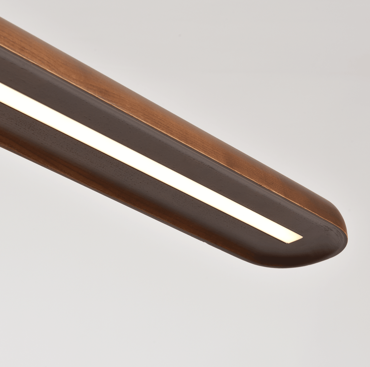 Wide lineare Pendelleuchte aus Holz in Holz