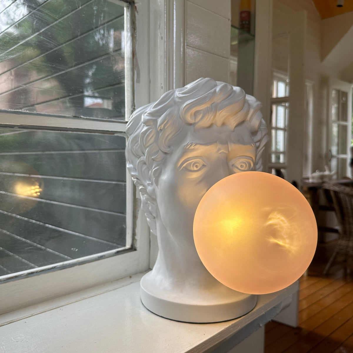 Vona zeitgenössische Tischleuchte aus Glas