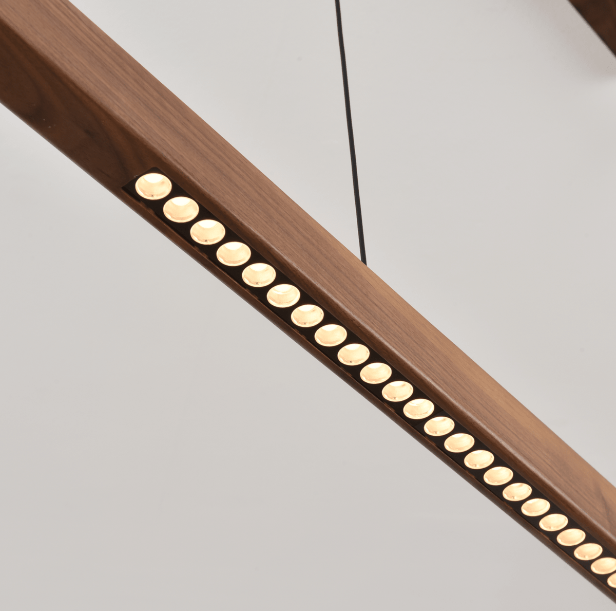Lineare Pendelleuchte aus Holz in Holz mit integrierter LED