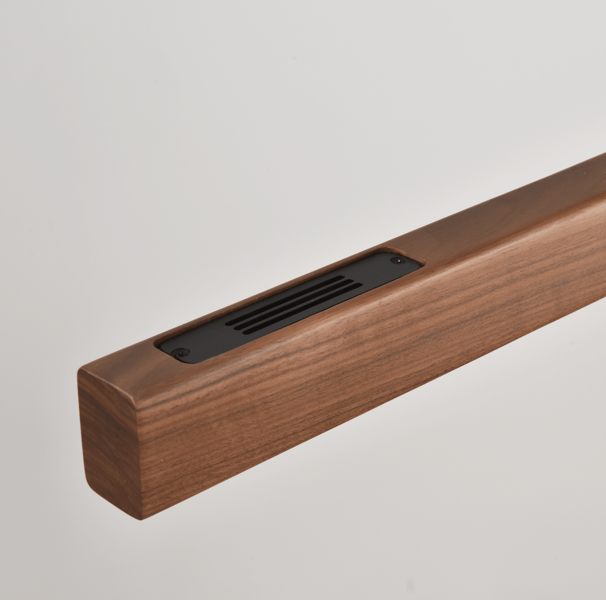 Lineare Pendelleuchte aus Holz in Holz mit integrierter LED