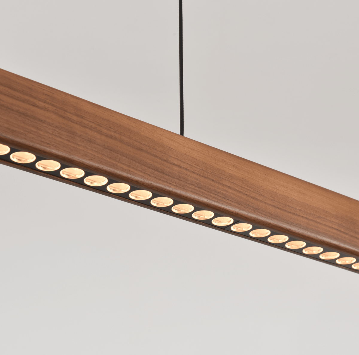 Lineare Pendelleuchte aus Holz in Holz mit integrierter LED