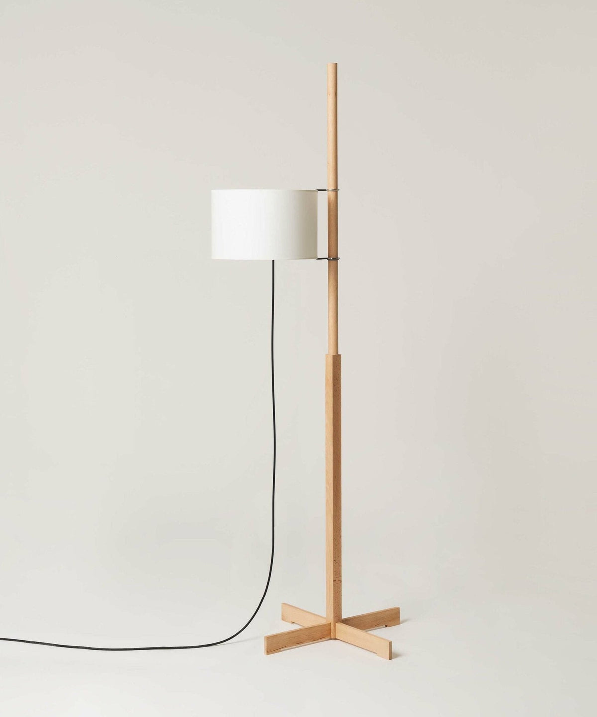 Jex Stehleuchte aus Holz und Stoff
