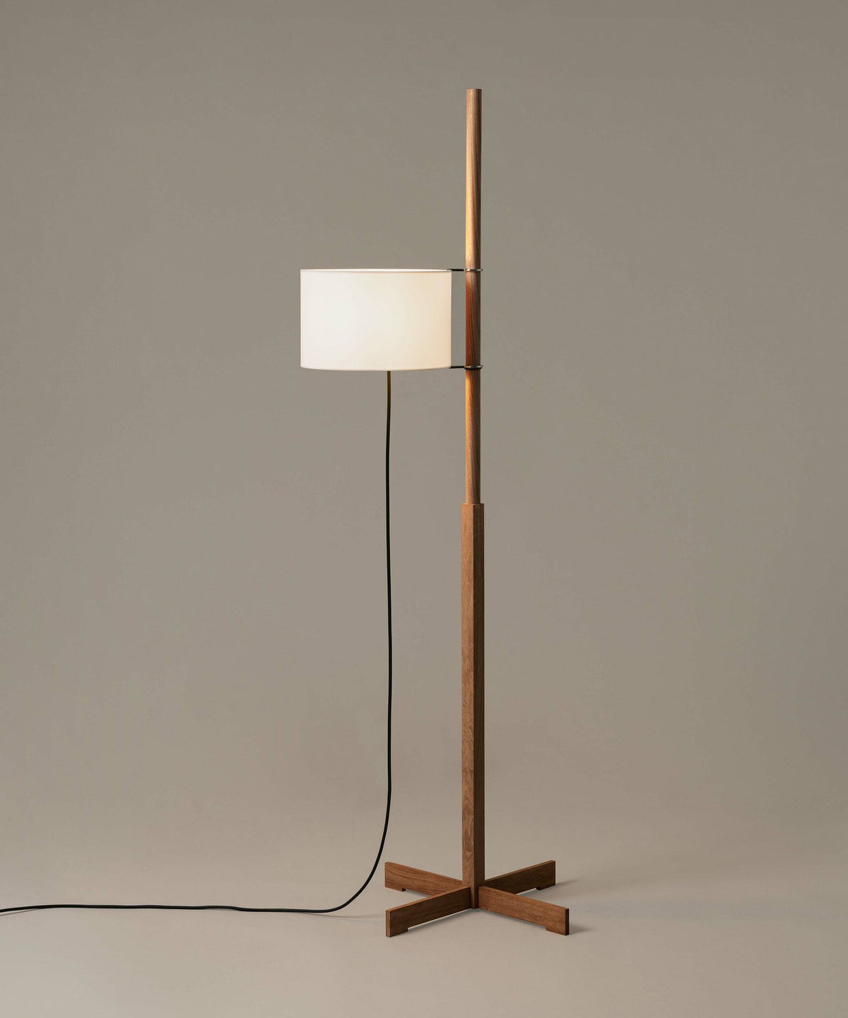 Jex Stehleuchte aus Holz und Stoff