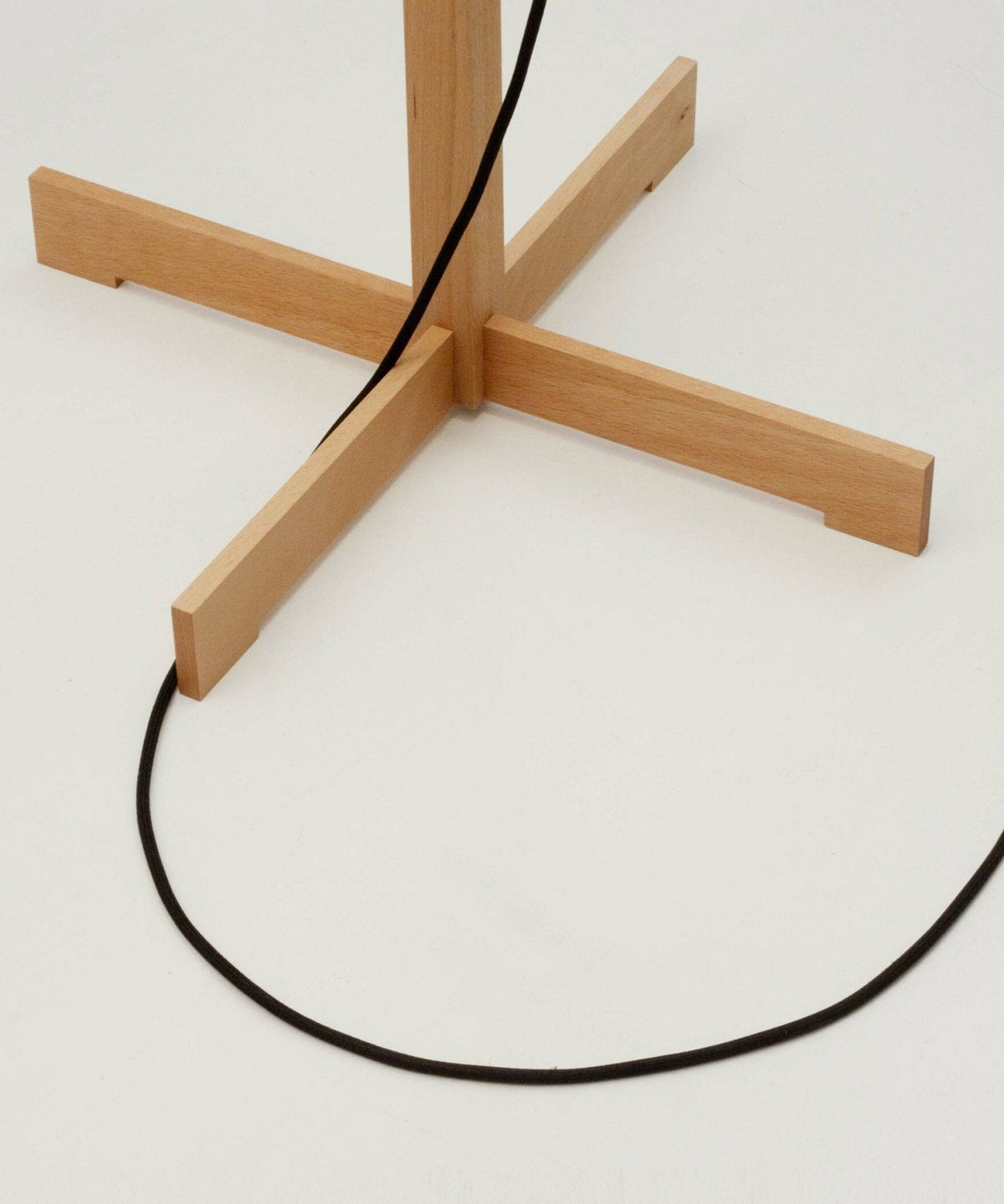 Jex Stehleuchte aus Holz und Stoff