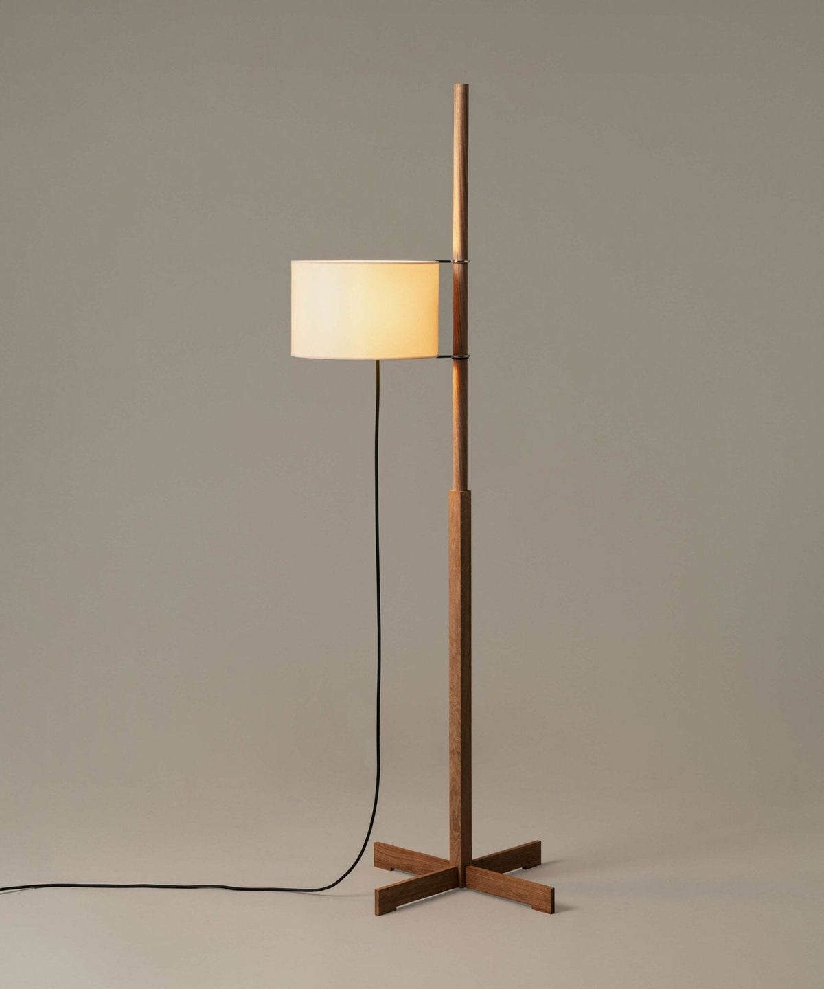 Jex Stehleuchte aus Holz und Stoff