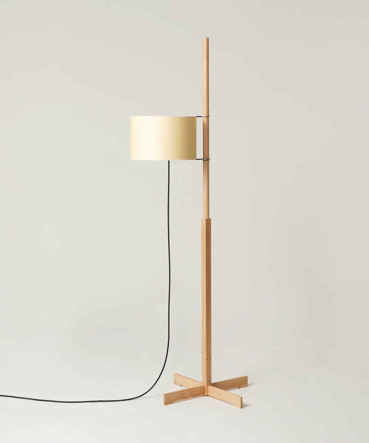 Jex Stehleuchte aus Holz und Stoff