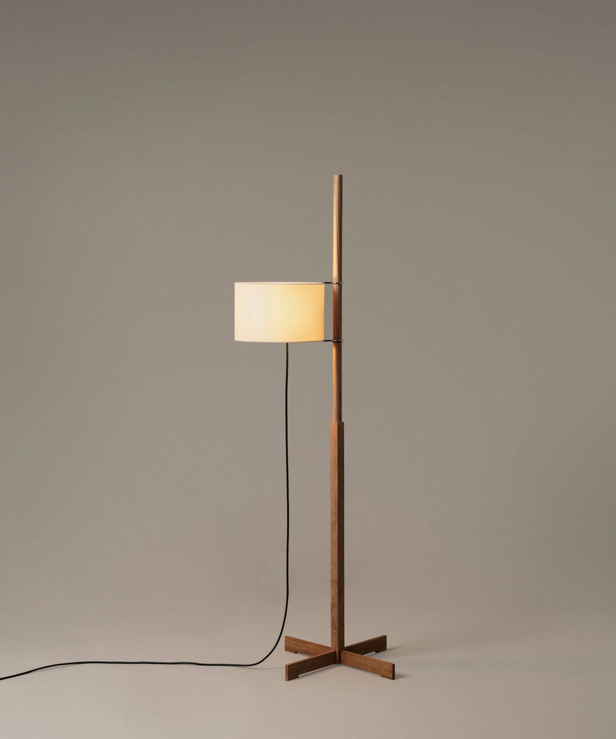 Jex Stehleuchte aus Holz und Stoff