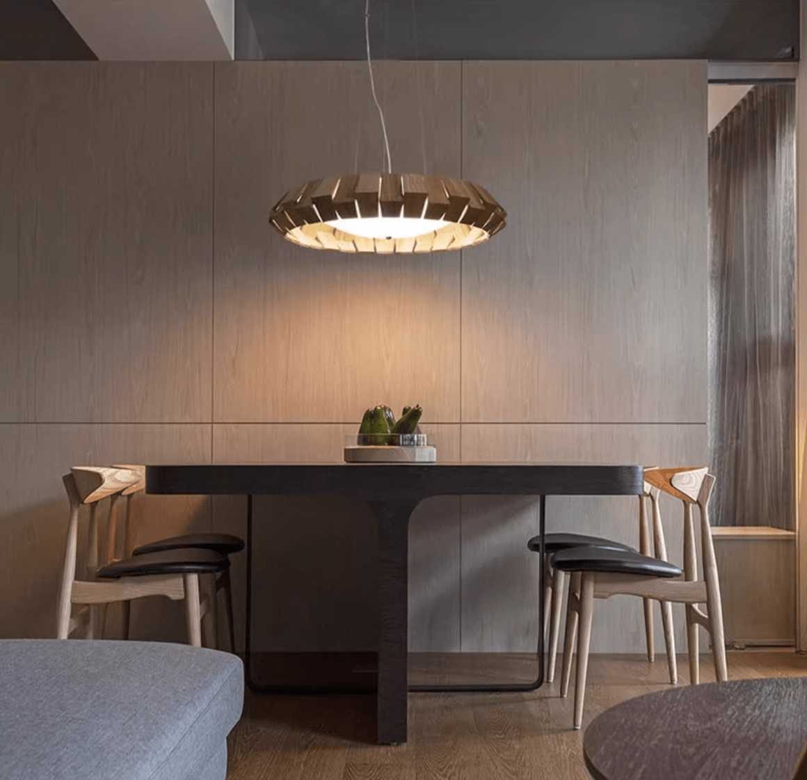 Viresto Kronleuchter aus Holz in Patchwork-Ring-Optik