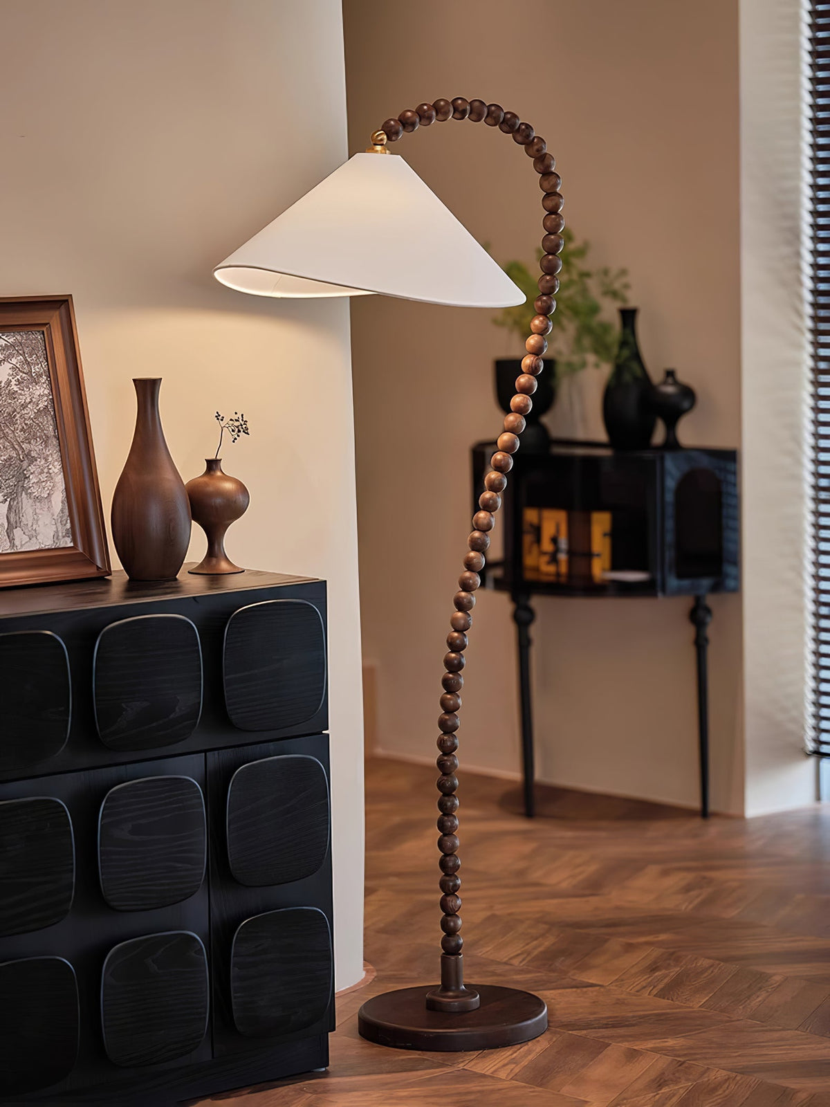 Nadia Stehleuchte aus Holz im modernen Stil