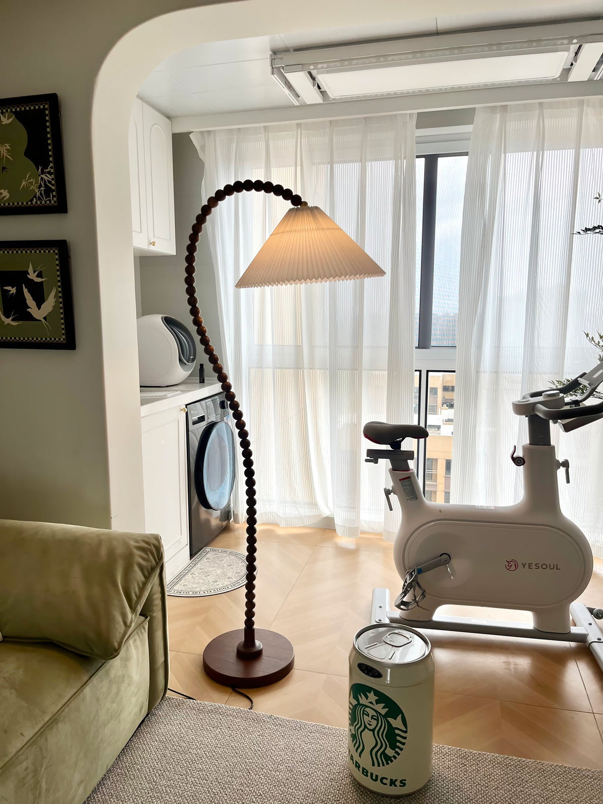 Nadia Stehleuchte aus Holz im modernen Stil