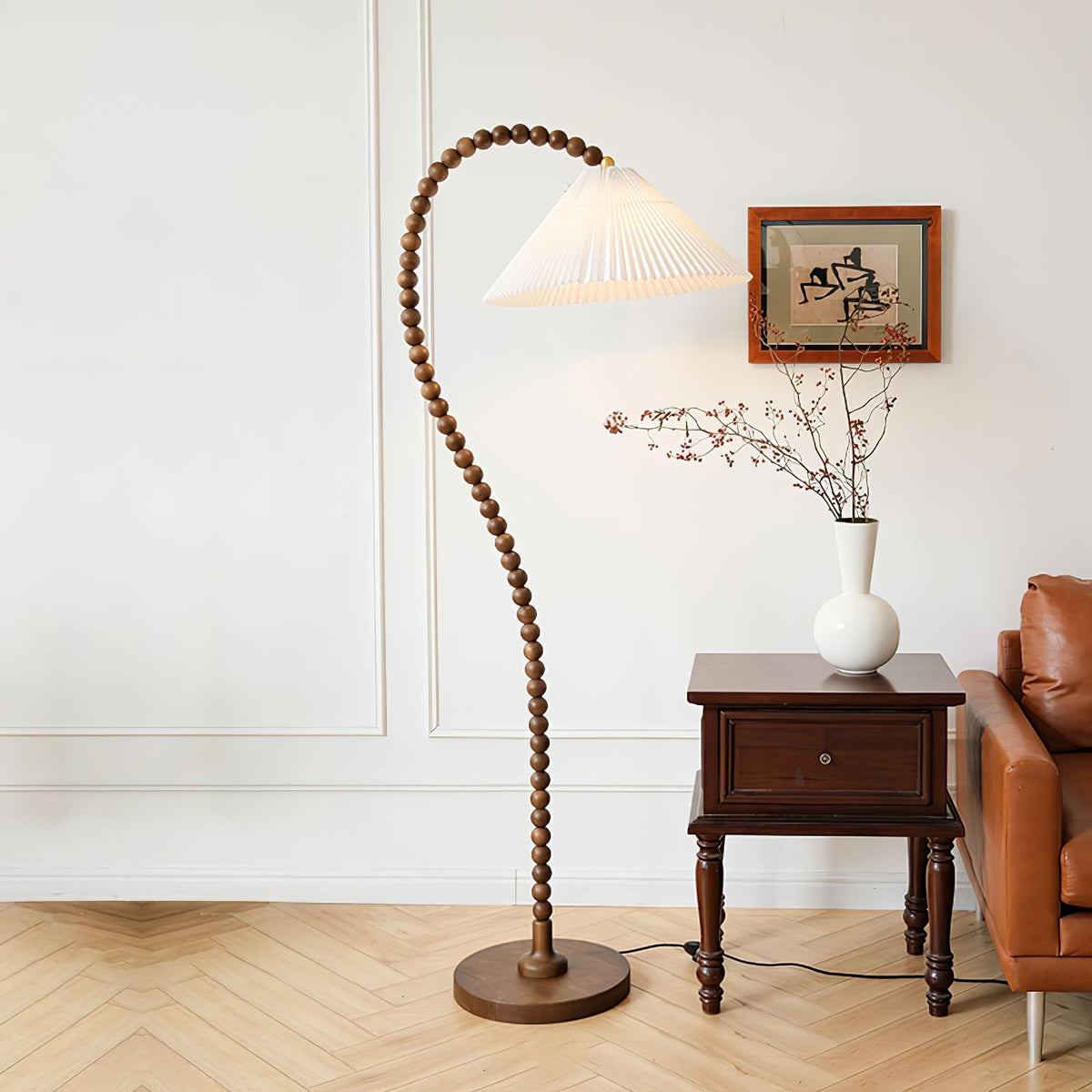 Nadia Stehleuchte aus Holz im modernen Stil