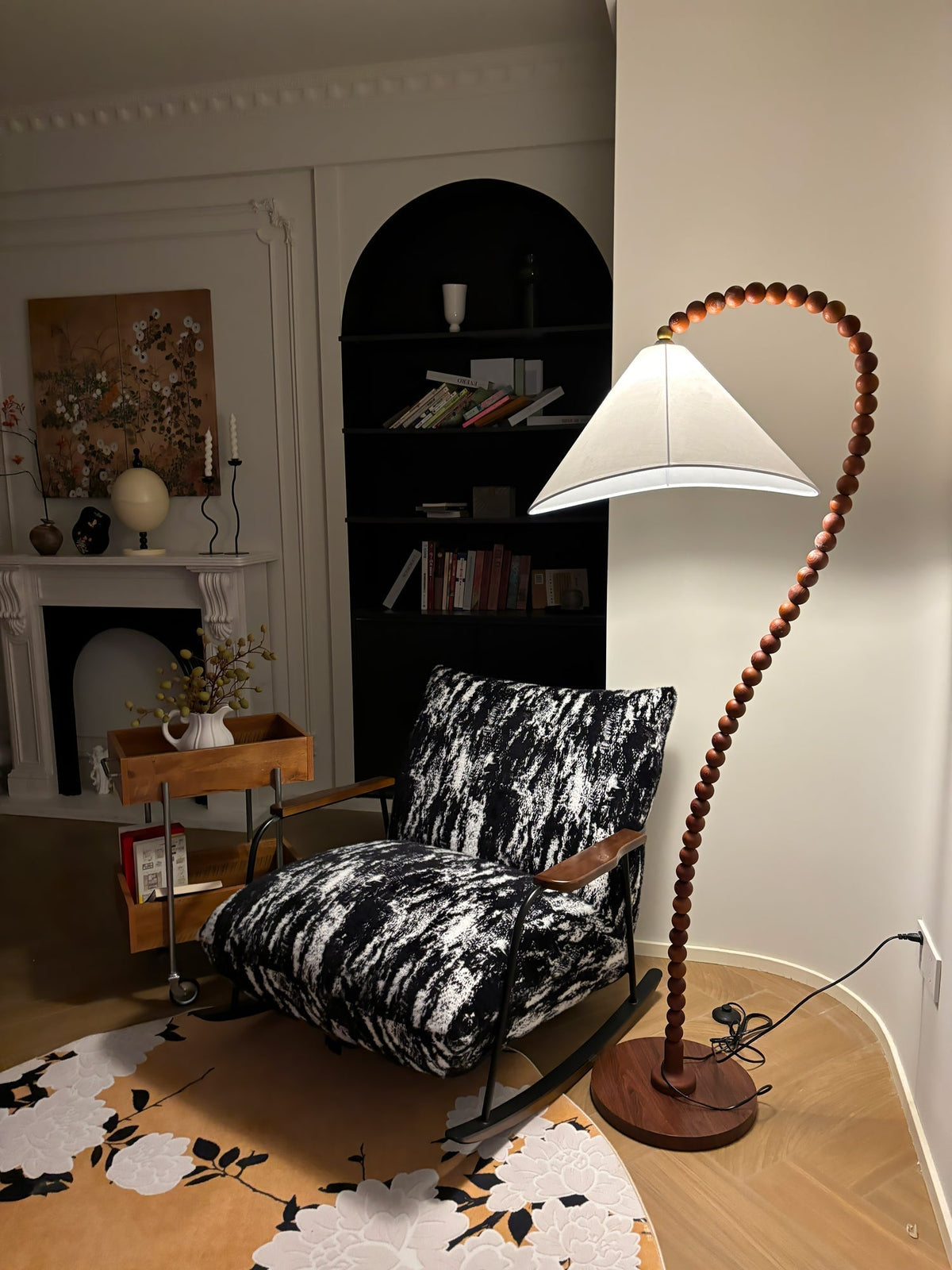 Nadia Stehleuchte aus Holz im modernen Stil