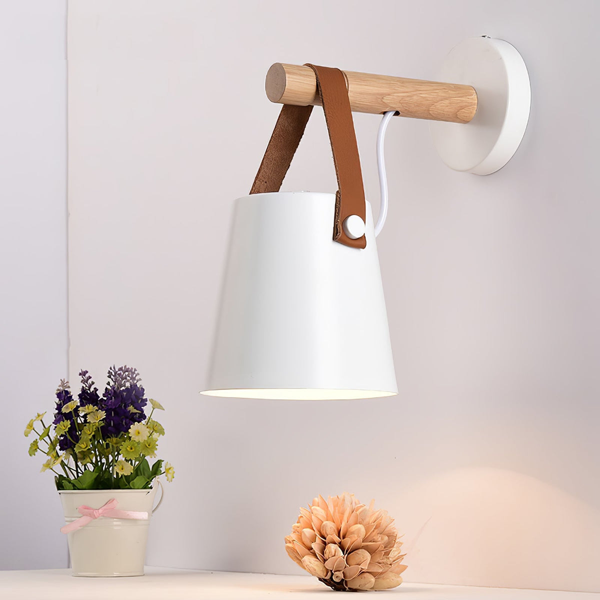 Virixon Wandleuchte aus Holz und Leder