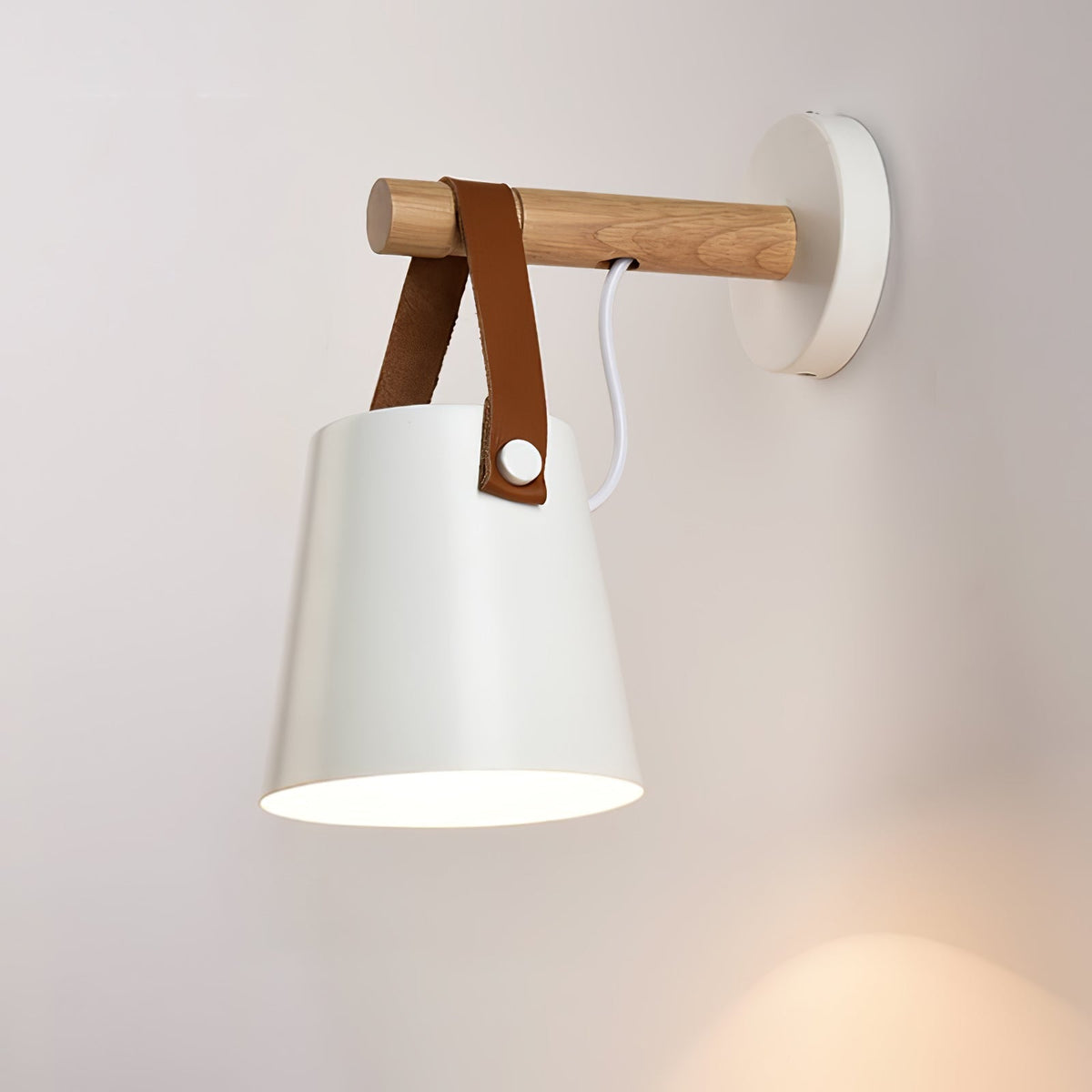 Virixon Wandleuchte aus Holz und Leder