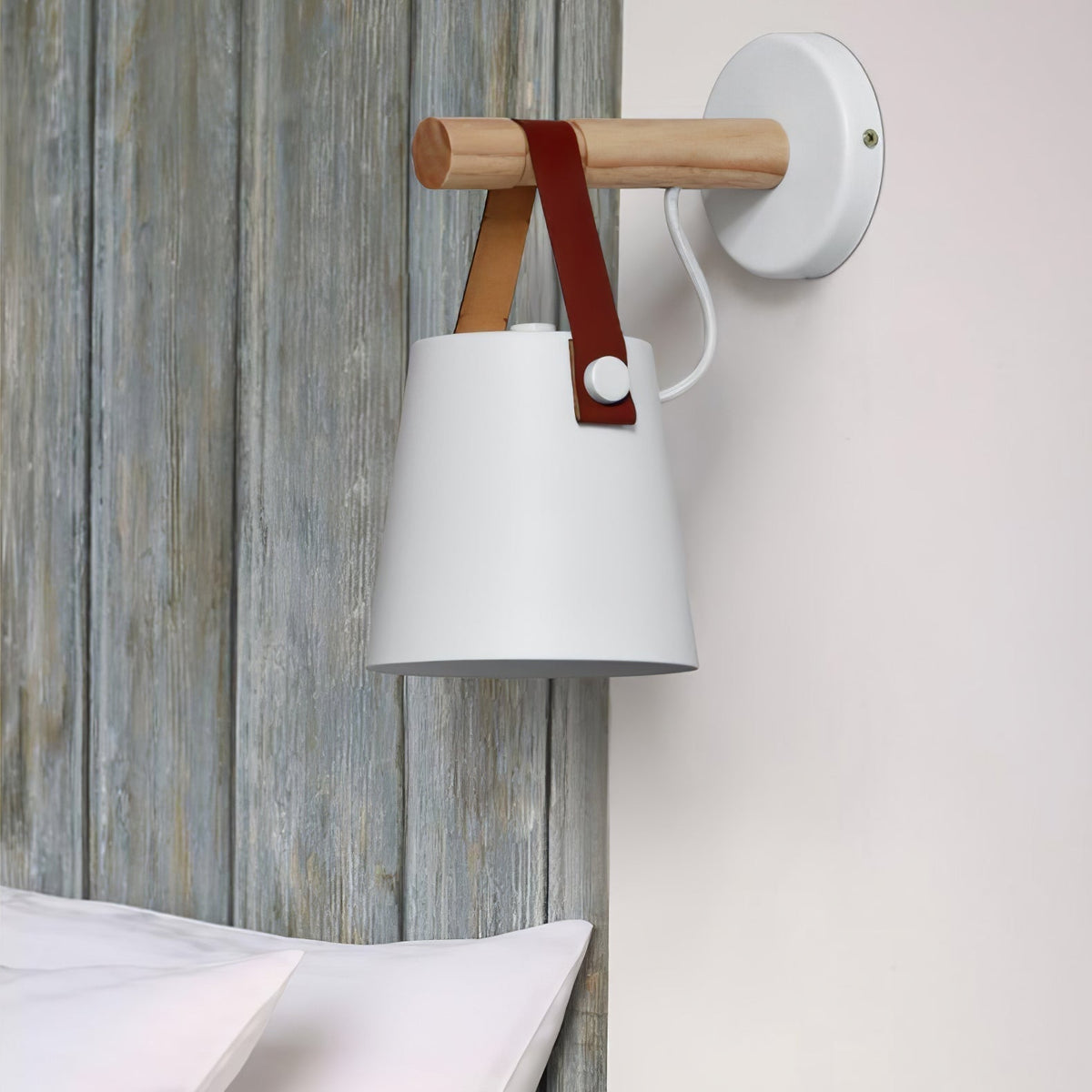 Virixon Wandleuchte aus Holz und Leder
