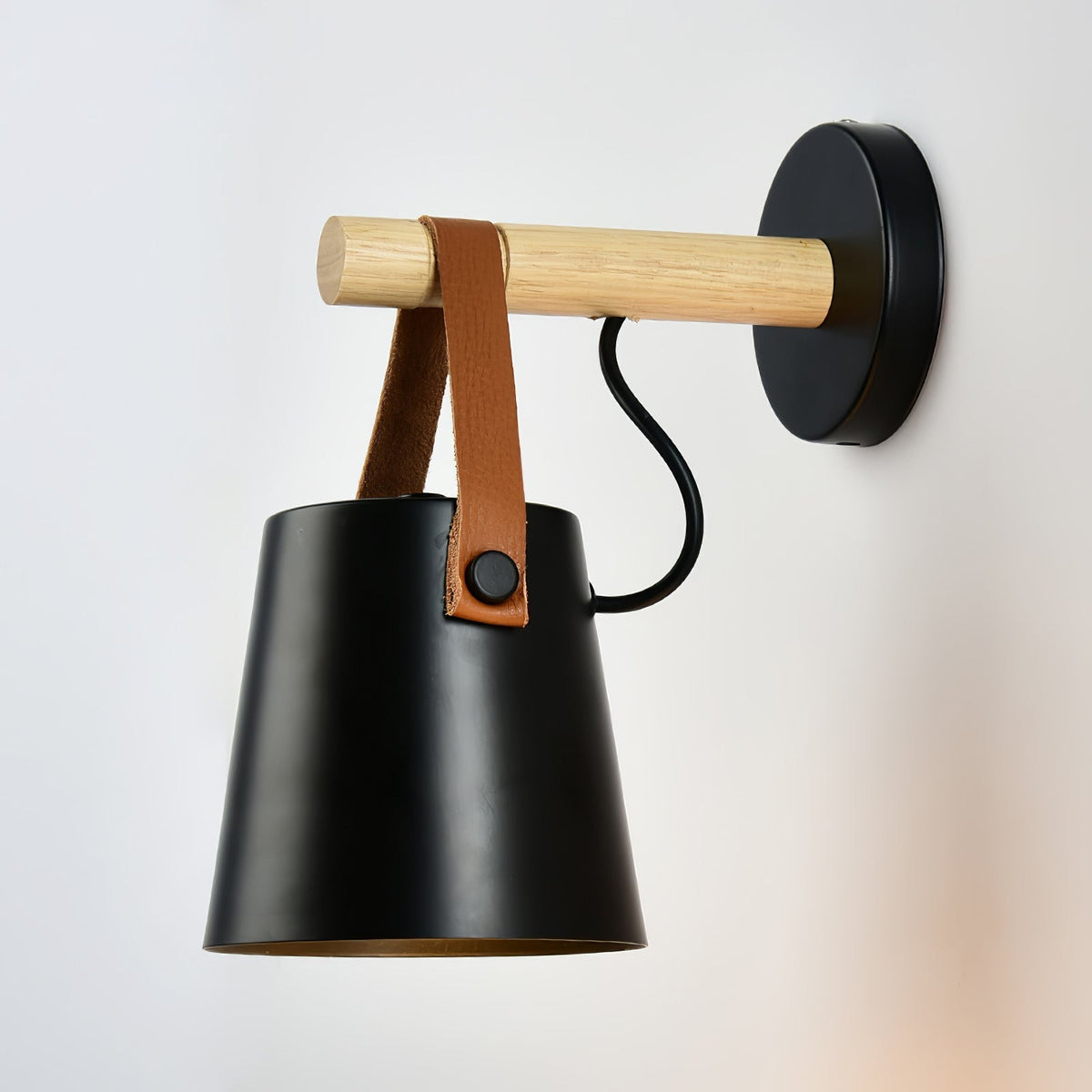 Virixon Wandleuchte aus Holz und Leder