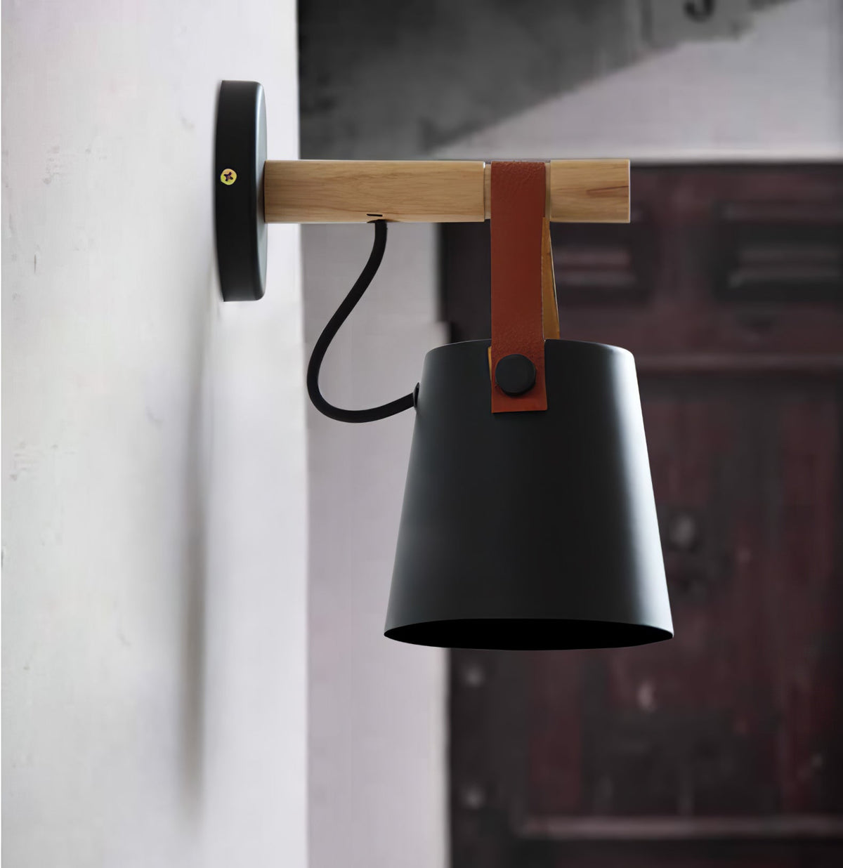 Virixon Wandleuchte aus Holz und Leder