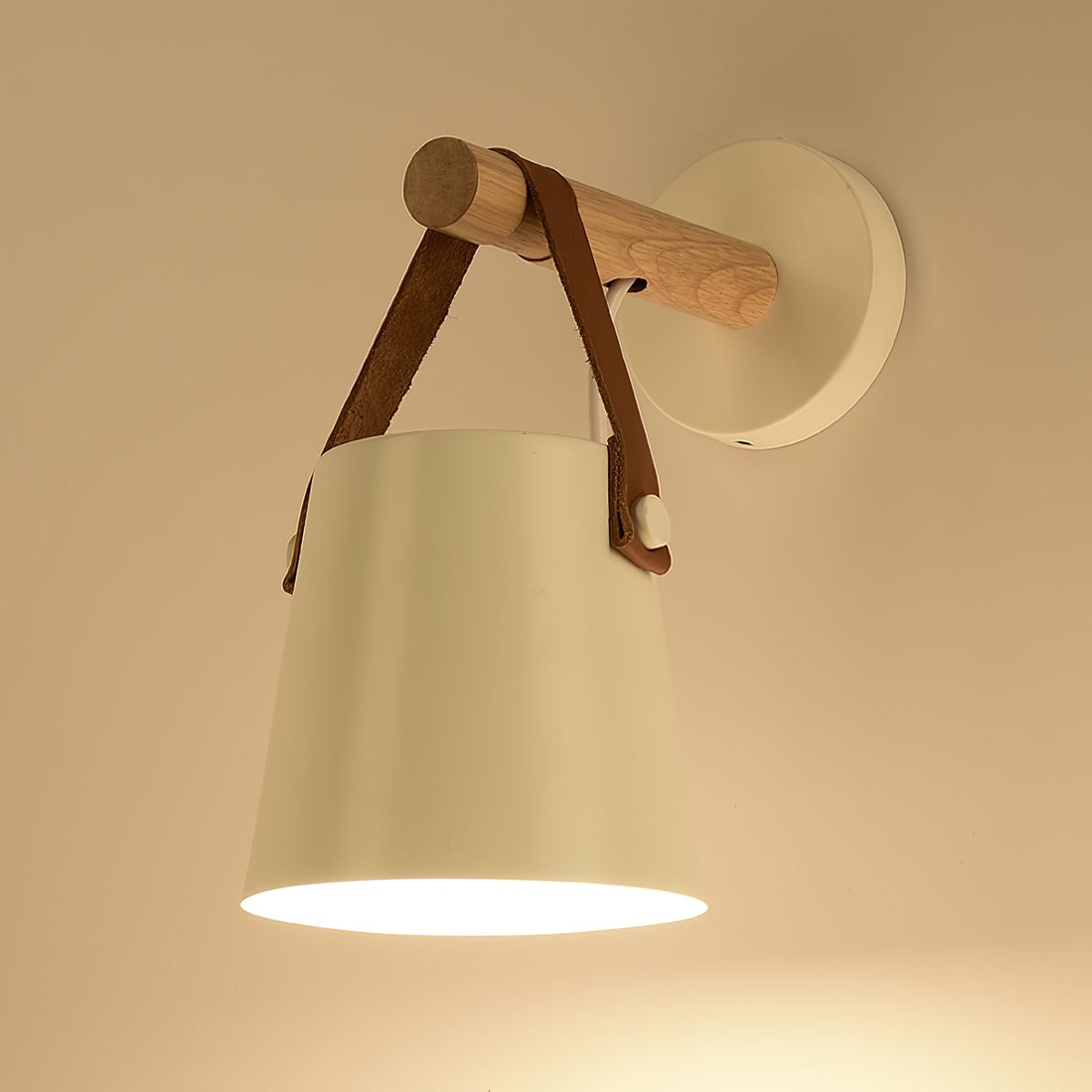 Virixon Wandleuchte aus Holz und Leder