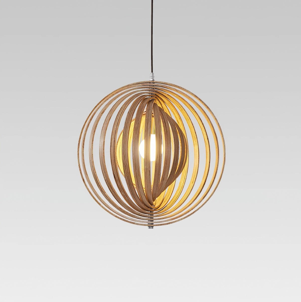 Pendelleuchte aus Holz mit Holzkugeln im organischen Minimalismus