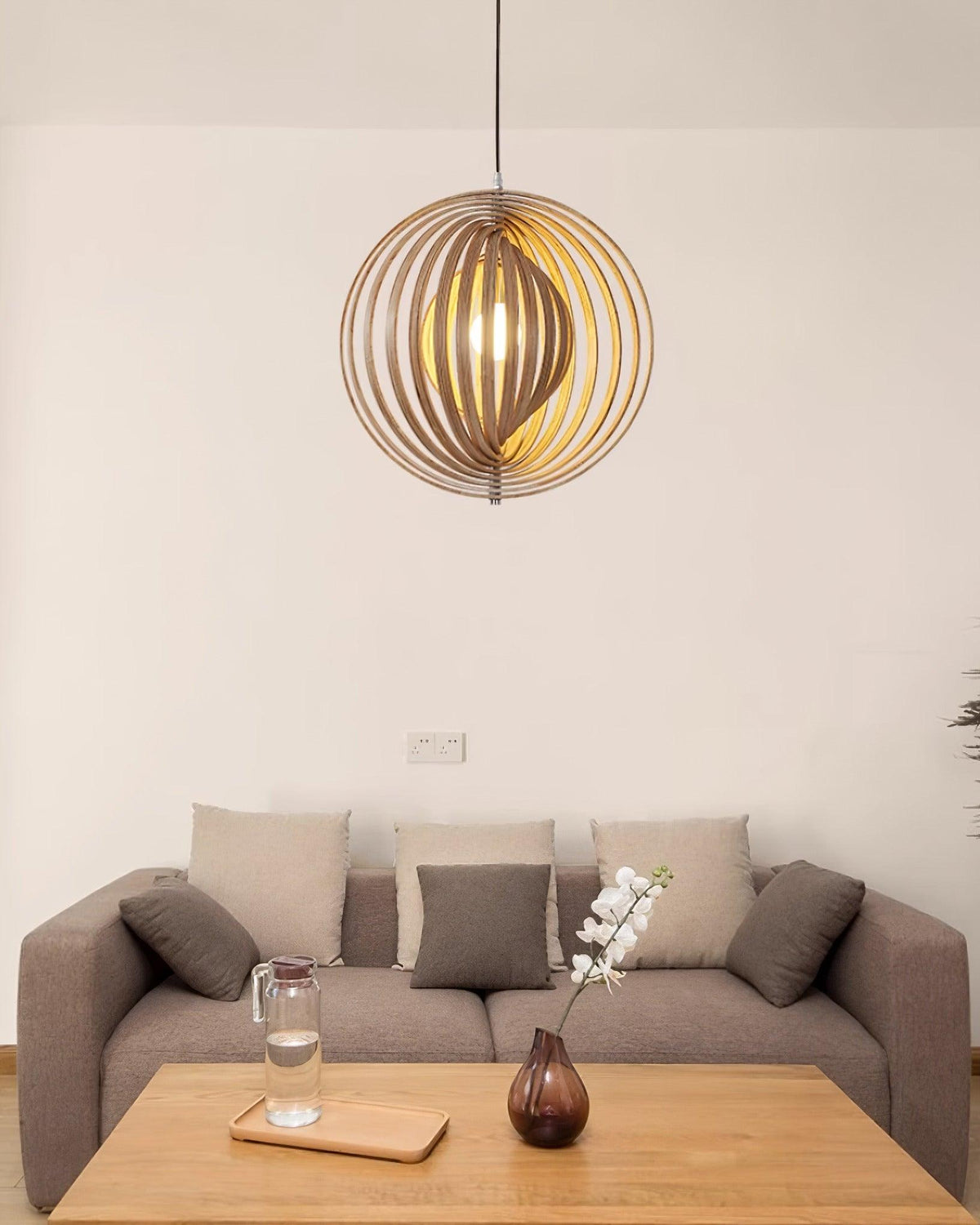 Pendelleuchte aus Holz mit Holzkugeln im organischen Minimalismus