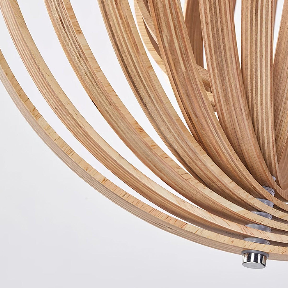 Pendelleuchte aus Holz mit Holzkugeln im organischen Minimalismus