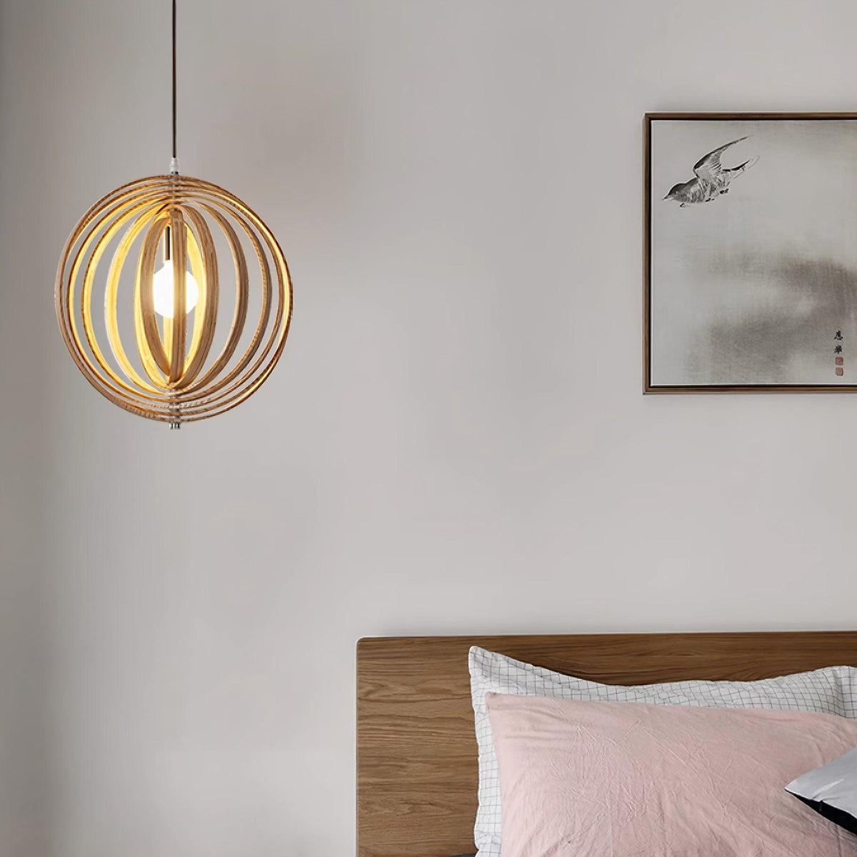 Pendelleuchte aus Holz mit Holzkugeln im organischen Minimalismus