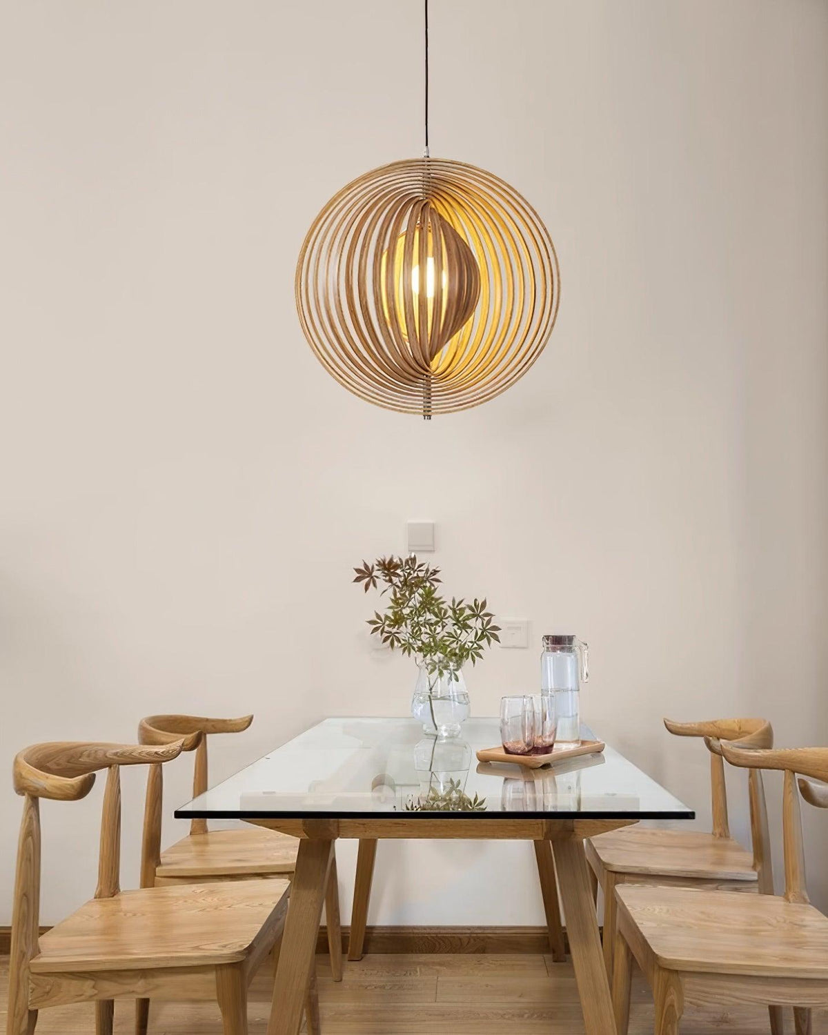 Pendelleuchte aus Holz mit Holzkugeln im organischen Minimalismus
