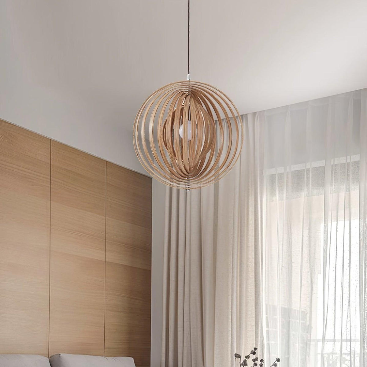 Pendelleuchte aus Holz mit Holzkugeln im organischen Minimalismus