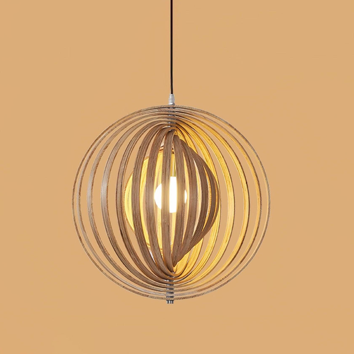 Pendelleuchte aus Holz mit Holzkugeln im organischen Minimalismus