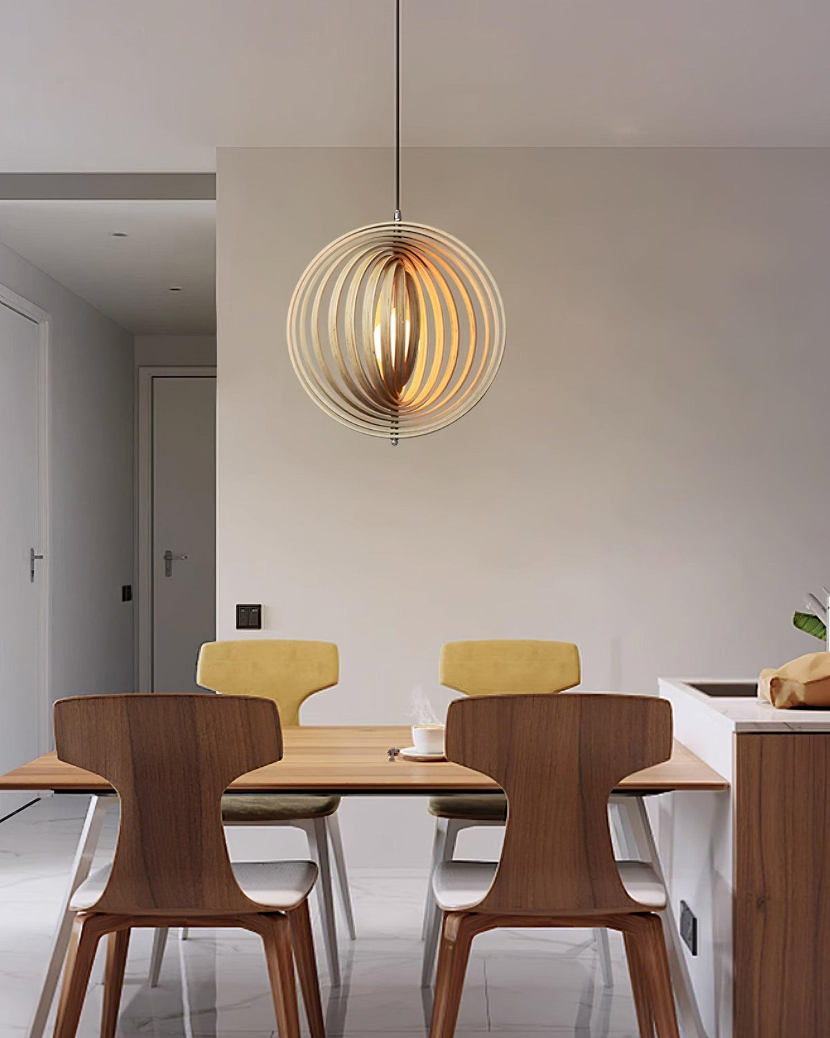 Pendelleuchte aus Holz mit Holzkugeln im organischen Minimalismus