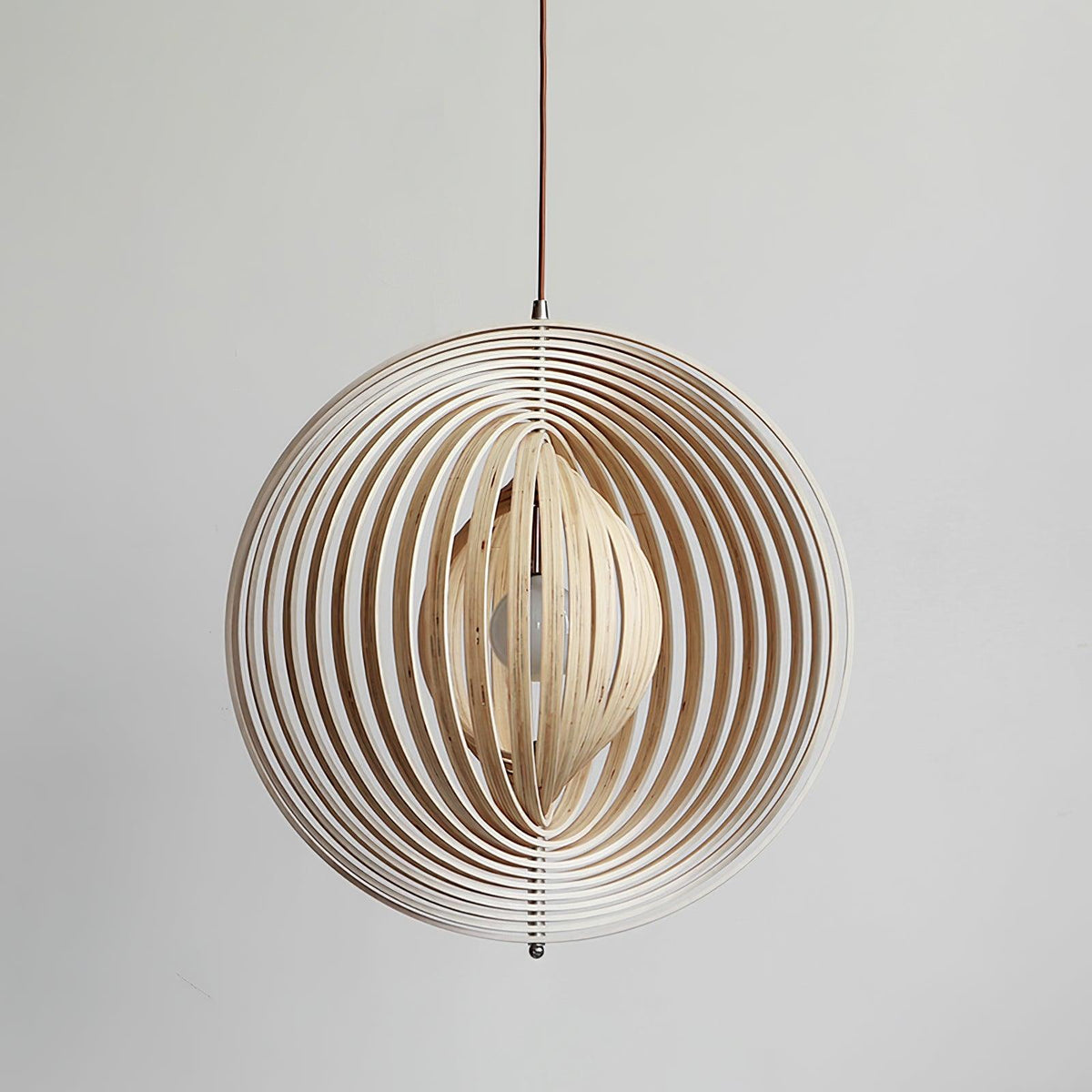 Pendelleuchte aus Holz mit Holzkugeln im organischen Minimalismus