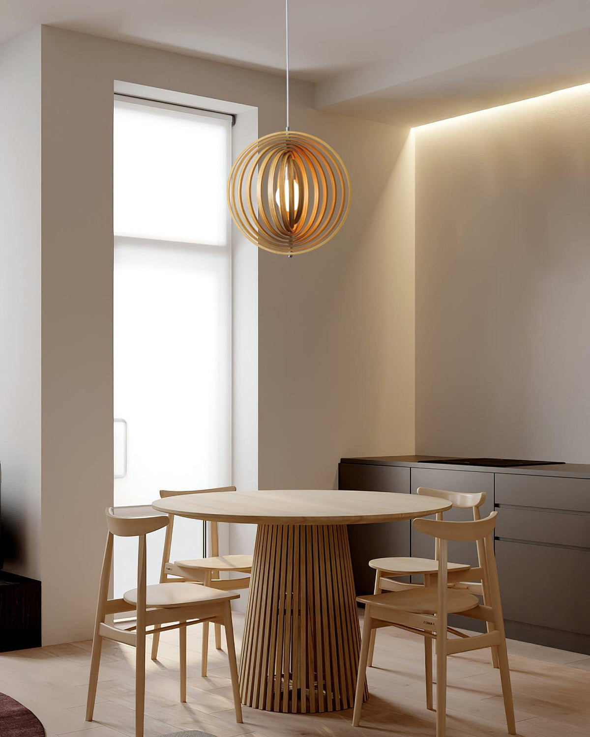 Pendelleuchte aus Holz mit Holzkugeln im organischen Minimalismus