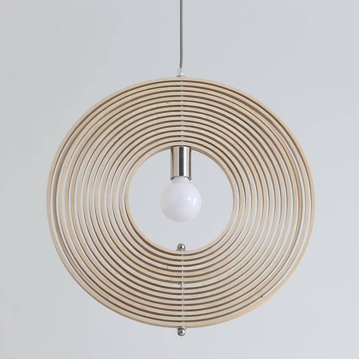 Pendelleuchte aus Holz mit Holzkugeln im organischen Minimalismus