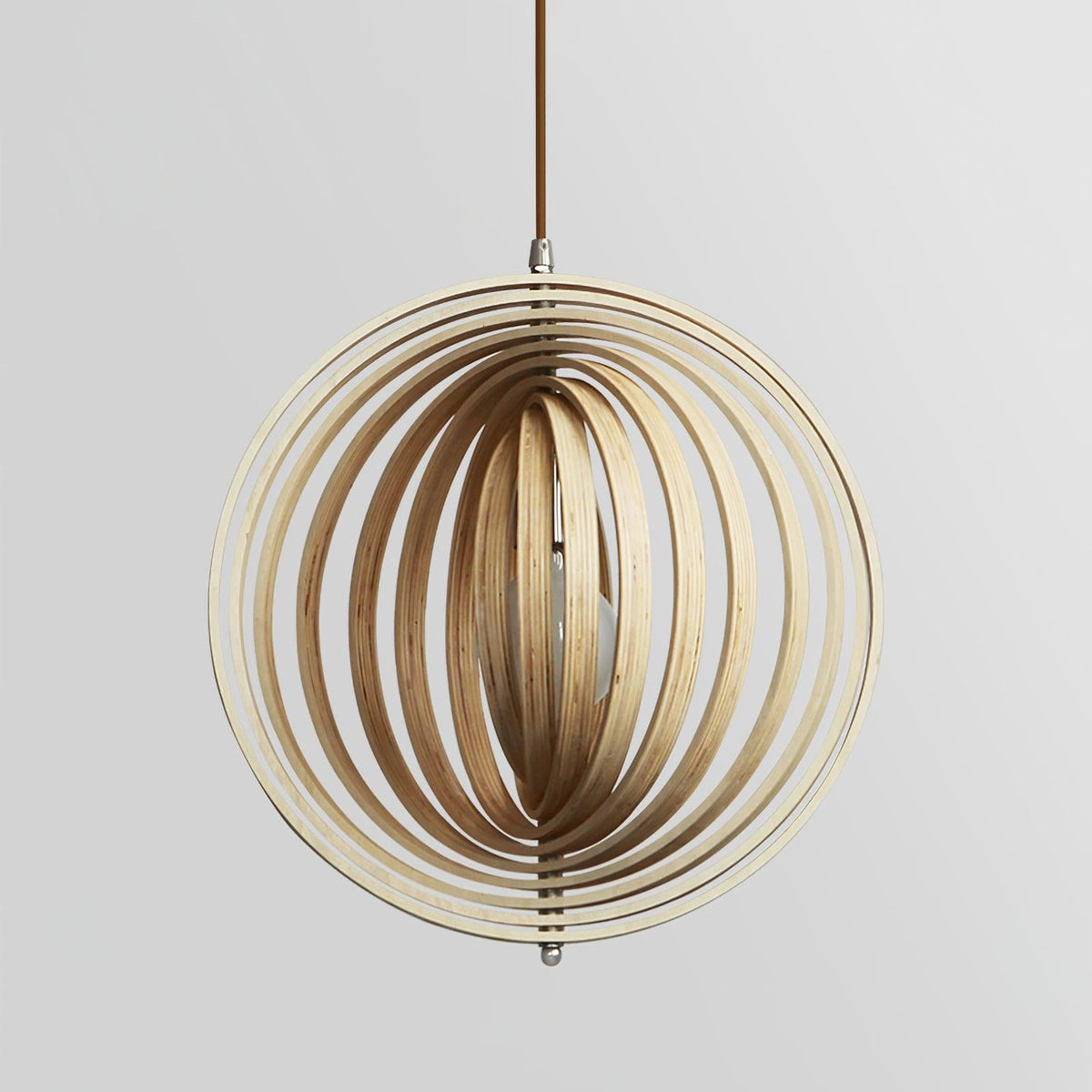 Pendelleuchte aus Holz mit Holzkugeln im organischen Minimalismus